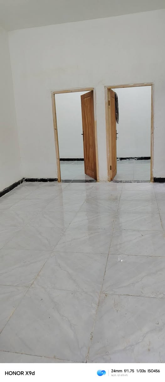 بيت للبيع مساحه 135  يرهم اقصاد بمقدمه فوك ال15
اساس صب بناء بلوك سقف عگاده 
يحتوى الدار على غرفتين وصاله ومطبخ واستقبال مغاسل داخليه و خارجيه 
(ملاحظه الاستقبال بعده هيكل  )
الموقع قرب المستشفئ الجديده يم ملعب قاسم بضبط خدمات كامله
 للتواصل الاتصال على الرقم ***********أو مراسلة  واتساب متوفر
