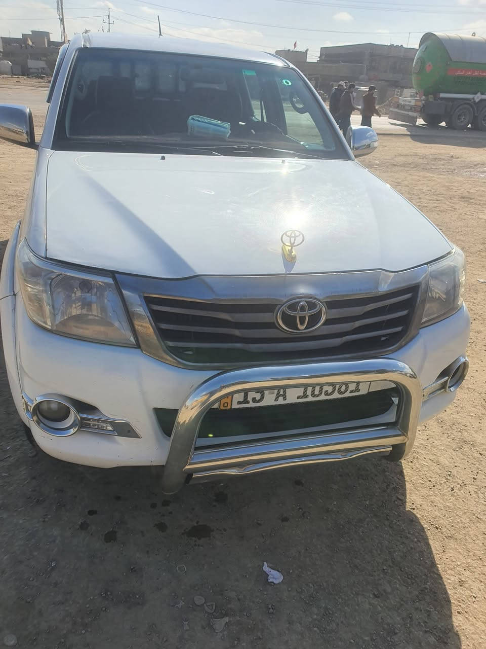 سلام عليكم هايلوكس ١٣ ميسان رقم انكليزي وين ميعجب اتحول 
كير محرك تبريد كله جديد صدر تخم تاير جديد شاشه وكامره السياره الله شاهد صارف عليه هواي دينار متصرف عليه بيه بارد قليل وبيه جاملغ ايمن مبدل بدون صبغ السعر ١٩٥ وبيه مجال للطيبين العنوان بغداد النهروان *********** وأسف على الاطاله
