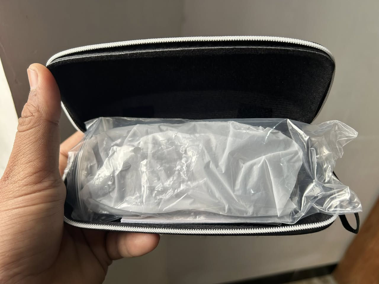 السلام عليكم
نضاره شمسية من ماركة VOGGY اصلي لون جوزي السعر 15 مكاني هبهب ***********
