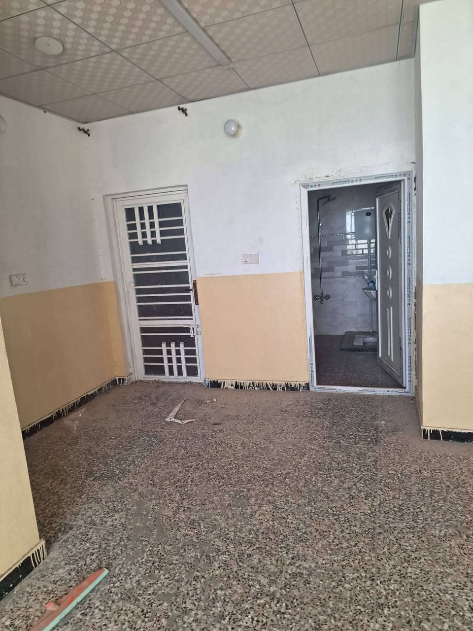 شقة.للايجار طابق ثاني سايدين الشهداء عروبه بناء جديد ونضيفه الشقه ***********
