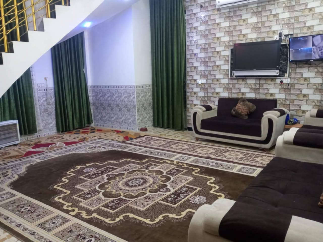 الدار للبيع المساحه 150متر طابو زراعي سند 25 الموقع طريق المعاره قرب الحاج محمد كامل بناء طابوق السقف صب كونكريت بناء حديث طابوق السقف صب كونكريت يتكون من غرف نوم ثنين وستقبال وصاله ومطبخ مجمع صحي خارجي وداخلي وطارمه وممرات داير البيت 
أي استفسار إتصال على الرقم التالي واتساب ***********
أو مراجعة مكتب ابو زهراء التميمي شارع المواكب مقابل حسينية الخزرج الخاص مفتوح
