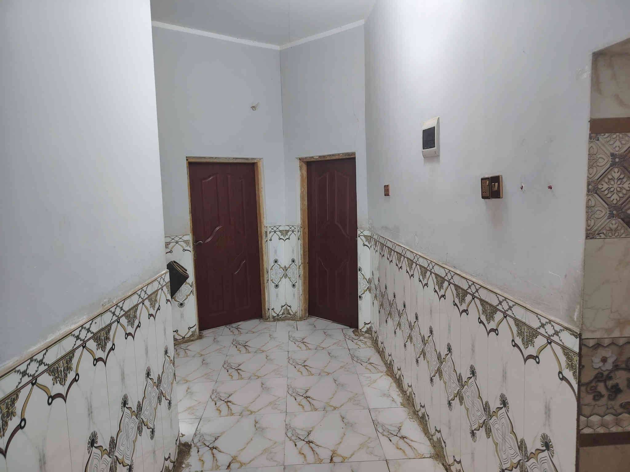 المساحه 220
يتكون من 3 غرف  قياس 5*4
واستقبال 6*4 
دوانيه 10*4 
مطبخ 6*4 
صحيات 
ومنور 1ونص 
بناء جديد صارله سنتين 
الاساس صب كونكريت 
بناء بلوك شمال 
العنوان دور الزراعه 
مقابيل المستشفئ البيطري 
السعر 46 وبيه ومجال
للتواصل ***********
