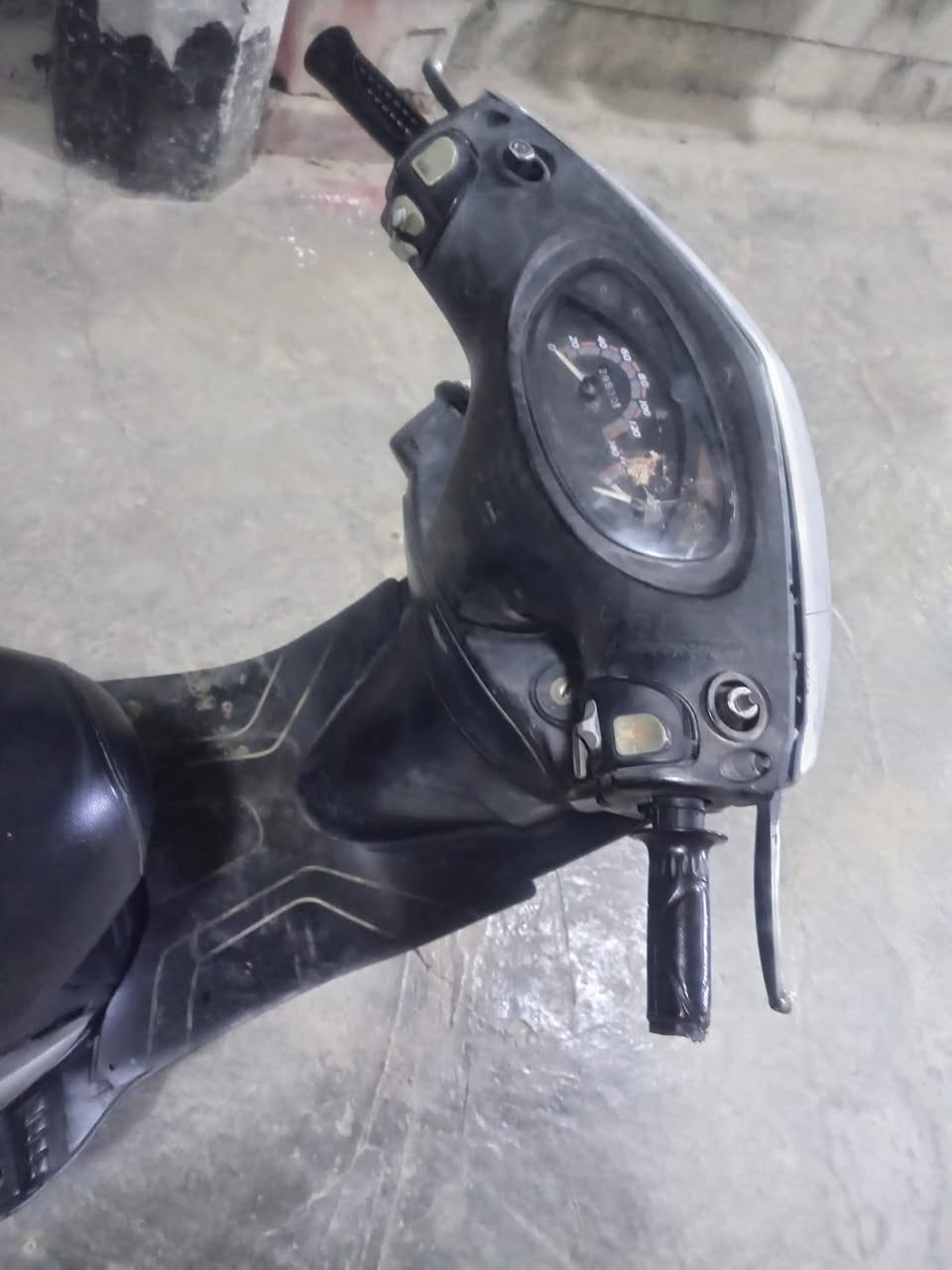 السلام عليكم دراجة ماكس 140 كهربائيات كاملة تايرات 2جدد دراجة كاملة وحلوة محرك نضيف حيل ونشط فقط الكابريتر بيها خربطة كاملة سلف وهندر  السعر 275مكان عبايجي ***********
