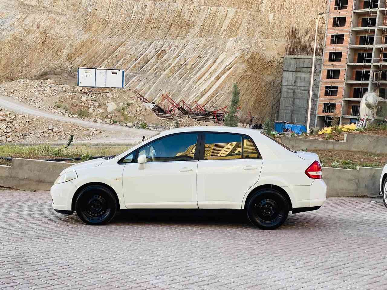 نیسان تیدا
بۆ فرۆشتن
نمونەی جوانی و پاکی
مۆدێل ٢٠٠٩
سپی سەدەف
٤ جام کارەبا و ناوزەرد و دەبڵ گێچ
٤ تایەی تازە
حیزام بۆیاخە بێ سەقف و شان 
بێ دەعم و بێ لێدراو و بێ مەعجون  
سەنەوی و ڕەقەمی تازەیە
بە شەرتی گێڕ و مەکینە
ماڵی دۆستە و نمونەی جوانی و پاکیە 
مشتەری تێل بکە لە خزمەتام
شوێن سلێمانی
*********** السليمانية, العراق
