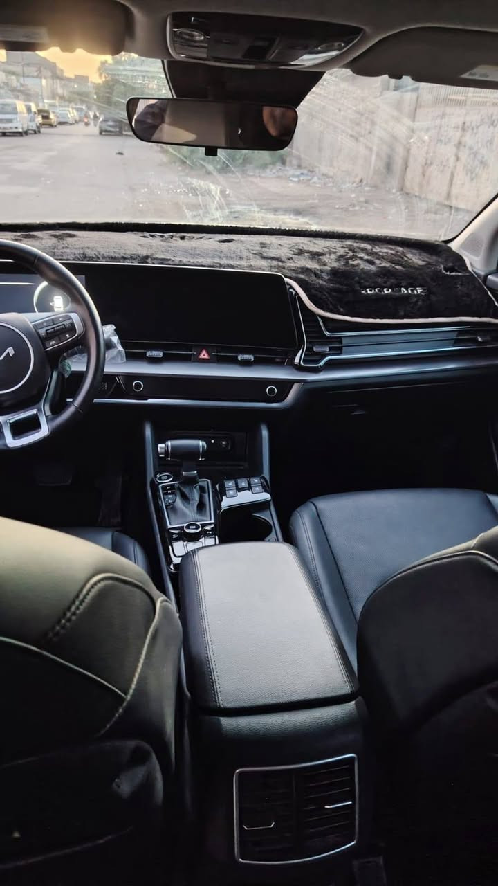 السلام عليكم سبورتج وارد أمريكي موديل ٢٣حادث بسيط جدا دعاميه أماميه رقم بغداد انكليزي فول مواصفات برستيج بسمي تحويل مباشر ماشيه ٤٧ الف مكان السياره بغداد لتواصل ***********
