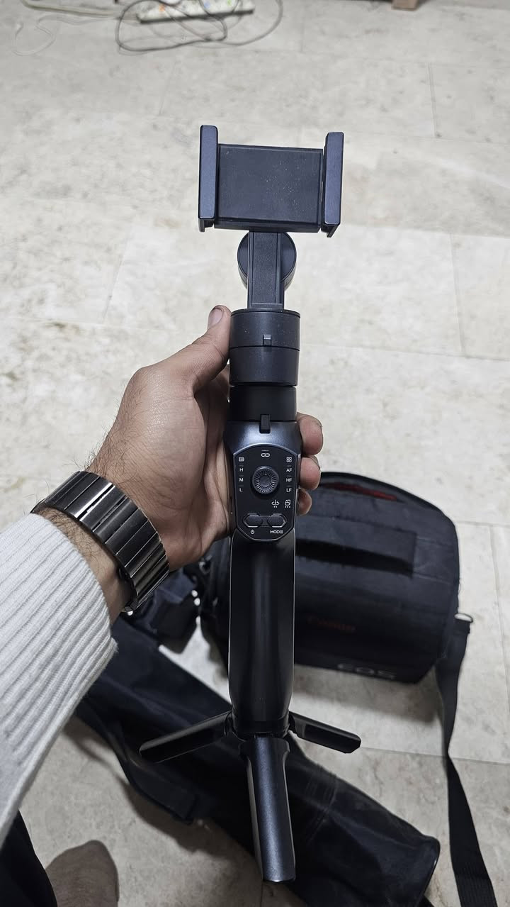 Canon D250 (EOS 250D)
دقّة عالية 24.1MP مع مستشعر APS-C لإخراج صور واضحة وتفاصيل ممتازة.

تصوير فيديو 4K مناسب لليوتيوب وصناعة المحتوى.

معالج DIGIC 8 السريع لمعالجة الصور بجودة أفضل وألوان طبيعية.

شاشة متقلبة تعمل باللمس (Touch & Flip Screen) ممتازة للتصوير الذاتي والفلوغات.

نظام تركيز تلقائي Dual Pixel AF سريع جدًا مع تتبع للوجوه.

أداء ممتاز في الإضاءة الضعيفة بفضل ISO العالي.

اتصال Wi-Fi + Bluetooth لنقل الصور مباشرة للهاتف بدون أسلاك.

بطارية تدوم لفترة طويلة مقارنة بكاميرات الفئة نفسها.

خفيفة الوزن وسهلة الحمل — مناسبة للمبتدئين والمحترفين.

📢 إعلان جاهز بعد إضافة المميزات

للبيع — كاميرا Canon D250 مع ملحقات كاملة + Osmo Mobile + بطاقة 64GB + حامل + مثبت صدر

أعرض لكم كاميرا Canon D250 بحالة ممتازة مع مجموعة ملحقات كاملة جاهزة للتصوير:

🎥 مميزات الكاميرا Canon D250:

دقة تصوير 24.1 ميجابكسل — وضوح عالي جدًا.

تصوير فيديو بدقة 4K UHD.

شاشة متحركة تعمل باللمس — مثالية للفلوغات.

نظام تركيز Dual Pixel سريع ودقيق.

اتصال Wi-Fi و Bluetooth لنقل الصور فورًا للهاتف.

أداء عالي في الإضاءة الضعيفة.

بطارية قوية تكفي جلسات تصوير طويلة.

كاميرا خفيفة ومناسبة للسفر وصناعة المحتوى.

📦 الملحقات المرفقة:

Osmo Mobile مثبت هاتف لتصوير ثابت وسلس.

قارئ ذاكرة ثلاثي (Triple Card Reader) لنقل الصور والملفات بسهولة.

ذاكرة 64GB — مساحة كافية للفيديو والصور.

حامل ثلاثي (Tripod) للتصوير الثابت.

مثبت صدر (Chest Mount) لتصوير الحركة والأنشطة.

السعر 725,000 دينار عراقي
📍 المكان: بغداد- المنصور


**إذا كنت صاحب هذا الإعلان وتريد حذفه لأي سبب، رجاءا أرسل رسالة إلى الدعم الفني**