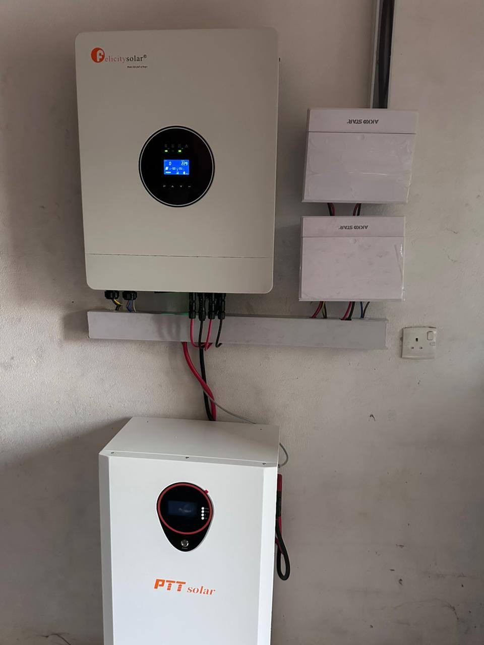 اليوم الخميس الموافق 15/1/2026
تم بعون الله إكمال نصب  وتشغيل منظومتين  للطاقة الشمسية في قضاء #بعقوبة مخازن جرف الملح
* المنظومة الأولى: 
تجهز 24 أمبير نهارا  15 أمبير ليلا وتتكون المنظومة من:-
1-ألواح شمسية عدد 12 قدرة اللوح الواحد 620 واط
2- بطارية نوع ليثيوم قدرتها 15 كيلو واط
3- أنفيرتر قدرته 8 كيلو واط
4- بورد خاص بالمنظومة متكامل الحماية
5- هيكل حديد مغلون مقاوم للصدا

* المنظومة الثانية كذالك في قضاء #بعقوبة مخازن جرف الملح ونفس تفاصيل المنظومة الأولى. 

تجهز 24 أمبير نهارا  15 أمبير ليلا وتتكون المنظومة من:-
1-ألواح شمسية عدد 12 قدرة اللوح الواحد 620 واط
2- بطارية نوع ليثيوم قدرتها 15 كيلو واط
3- أنفيرتر قدرته 8 كيلو واط
4- بورد خاص بالمنظومة متكامل الحماية
5- هيكل حديد مغلون مقاوم للصدا
#ملاحظه: لانعمل ببطاريات التجميع الرديئة. 

بإدارة عمر ياسين 
وحسن سالم
للأستفسار أكثر الأتصال او مراسلة الأرقام  التالية. ‏
0771 206 0460  
***********
