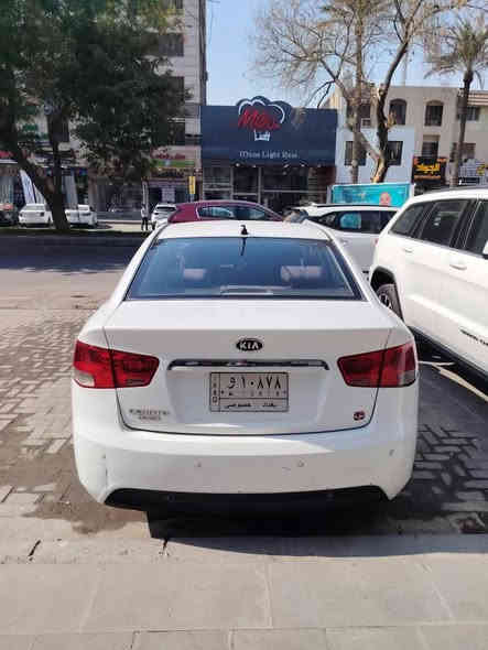 السلام عليكم سيراتو 2011 خليجي بدون قطرة صبغ بيها طخه بالباب و بالبنيد بالخافة مبينه بالصور بسمي 
ماشية 180 الف حقيقي السيارة ع ايدي ميكانيك تبريد تدفئة كاملة السيارة ما شاء الله مكاني الحارثية 
*********** متواجد واتس اب السعر 108 بغداد
