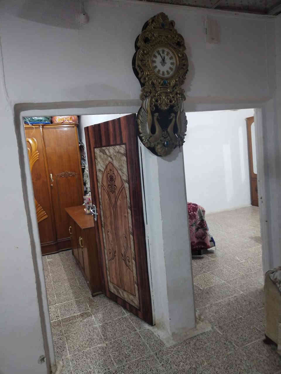 #اللهم_صل_على_محمد_وآل_محمد

بيت طابو صرف فى #منطقه القشله الصوب الصغير طابق ونص المساحه  ١٠٠ متر ركن قرب الشارع العام يتكون البيت من
#الطابق الأول 
غرفتين وصاله ومطبخ واستقبال وصحيات داخليه
الطابق الثاني غرفه
#السعر   ٨٢     مليون قابل للتفاوض
#للاستفسار اكثر مراجعه مكتب الدرر او الاتصال
                    ***********
              *********** #مكتب_الدرر_للعقارات
