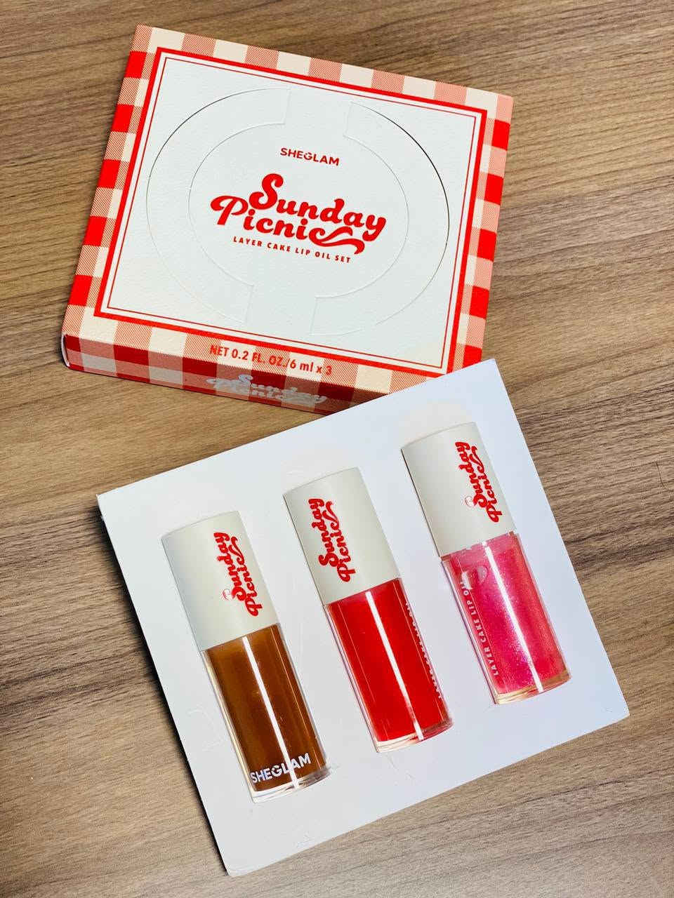 شيكلام استعدي لأحلى لمسة جاذبية مع مجموعة Sheglam Sunday Picnic – Layer Cake Lip Oil 💋🍓
ثلاث زيوت شفاه فاخرة ترطّب وتلمّع وتضيف لون ناعم يخلّي ابتسامتچ تخطف الأنظار ✨

💄 كلوسات الألوان المتوفرة بالمجموعة:
بني شوكليت 🤎 لمسة طبيعية دافية تناسب كل إطلالة.
أحمر توت ❤️ لإطلالة جريئة وأنثوية.
وردي غليتر 💖 بلمعة ساحرة مثالية للمناسبات اليومية والسهرات.

✔️ قوام خفيف وما يترك لزوجة
✔️ يمنح الشفاه مظهر ممتلئ وصحي
✔️ ممكن استخدامه وحده أو فوق أي روج لإضافة لمعة ✨

🍯 كل سيت يحتوي على ٣ زيوت شفاه – 6ml لكل واحد، يعني رفاهية تدوم معاچ طول اليوم 🌸

يوجد خدمة توصيل لجميع المحافظات العراق 
حسابنا الانستكرام 1rosse_berry


**إذا كنت صاحب هذا الإعلان وتريد حذفه لأي سبب، رجاءا أرسل رسالة إلى الدعم الفني**