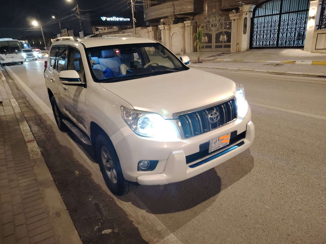 برادو 2010
فقط بيها صبغ باجهة السايق الخلفية 
محرك اربعة اسلندر 2700 مكفولا
مكان السيارة البصرة
اتصال: ***********
