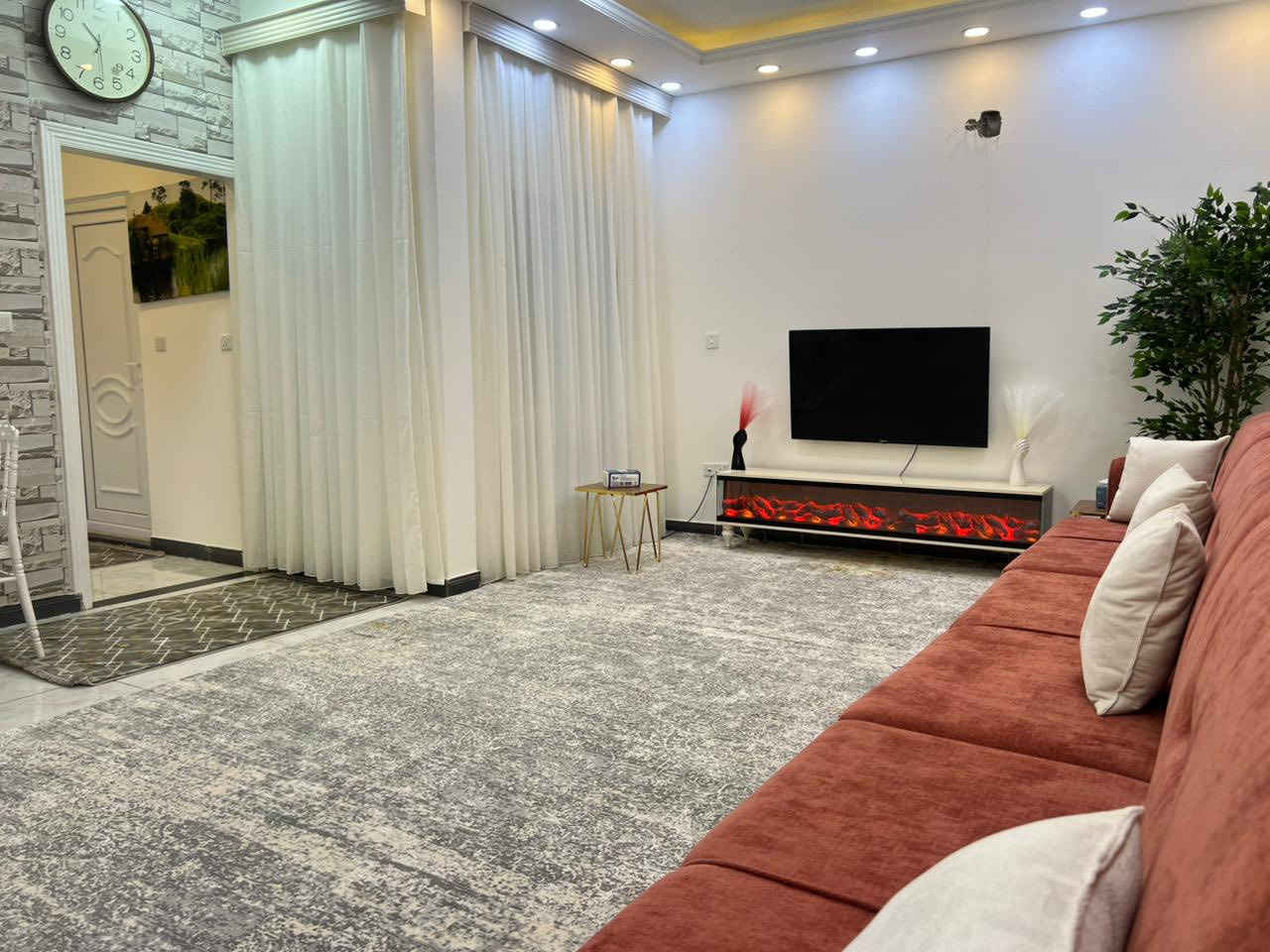 السلام عليكم ورحمة الله وبركاته 
للبيع دار مساحة ١٥٠ متر طابقين في مجمع قرية الغدير ٢
محافظة النجف الأشرف 
مرحلة اولى بلوك واتجاه الدار شمالي 
يحتوي غرفتين سويت
انضف وأجمل دار  ١٥٠ متر مؤثث بالكامل فول كلة جديد
فول الإضافات المتعارف عليها 
فارغ وجاهز للسكن مباشرةً 
السعر ١٧٨ مليون نقداً فقط الراغب بالشراء يتصل
الدار طابو مُلك صرف سند حُر تحويل فوري
***********
