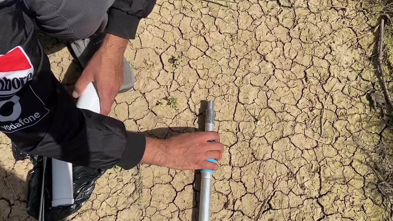 جهاز تلقيح و تعفير النخل عن بعد (يعني بعد ما تصعد النخلة)

طريقة عمله:
١- تخلي المادة بالأنبوب
٢- تثبت الجهاز بالعصا المقدمة
٣- ترفع الجهاز و تضغط على زر "ON" و راح يبدأ الجهاز بنشر المادة على النخلة

للاستفسار الاتصال على الارقام التالية :
***********
***********
