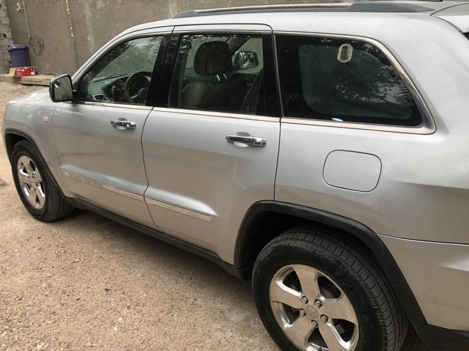 السلام عليكم 
للبيع جيب گراند شيروكي 2012 خليجي لمتدد فول مواصفات
محرك 6 سلندر
حساسات امامية و خلفية 
خمسة وضعيات للقيادة 
شاشة بلوتوث 
تحكمات ستيرن 
مثبت سرعة
تنتة/بانوراما 
سستم صوت 8 سماعات مع دمام خلفي 
تدفئة بالكشنات 
 السيارة محرك و گير مكفولات و مكفولة من الحادث 
بيهه معجون بباب السائق شوية و بالتكمة من جهة باب السائق موضحات بالسونار و البيبان الثنين من جهة العبري انطخن شوية عندي قبل اسبوعين و سويتهن 
قبل شهر مبدل حدادة و تخم تايرات جديد 
السيارة ماشية 307 الف كيلو متر 

البصرة القرنة الشرش

 
للاستفسار 
***********/واتساب فقط 
***********/اتصال
