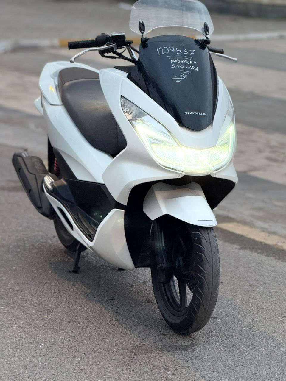 السلام عليكم وكاله وكاله ماشيه 11 الف  للبيع دراجه pcxجيل الثاني اصلي دراجة مال رمبه ماخذها رمبه الدراجه على ايدي حجم مكينه 150 
الاصلي دراجه جديده مال جناي
الاصلي دراجه كامله أستان كهربائي حساس ازدحام ٢ دراجه جديده الدراجه مكينه لوك برغي ممفتوح بيهه شلعا معدل خير من اللّٰه دراجه تكول جديده بمعنئ الكلمه واحلا من الصور دراجة مكينه مكفوله اي نقص مابيه
السعر مليون 700 وبيه مجال بصيط 
اي استفسار ***********مكان بغداد
