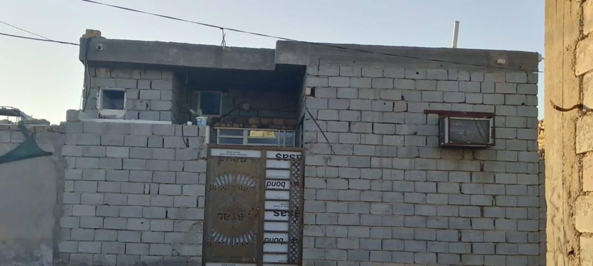 سلام عليكم بيت 100مترالبيع طابو زراعي سند 25 يحتوي على غرفتين وصاله مطبخ ستقبال صحيات خارجيه وداخليه الأساس صب السقف صب جاهز بناء حديث الدهيم قريب عل حولي الجديد كهرباء ماء مدارس مولده الأتصال على الرقم *********** بي واتساب
