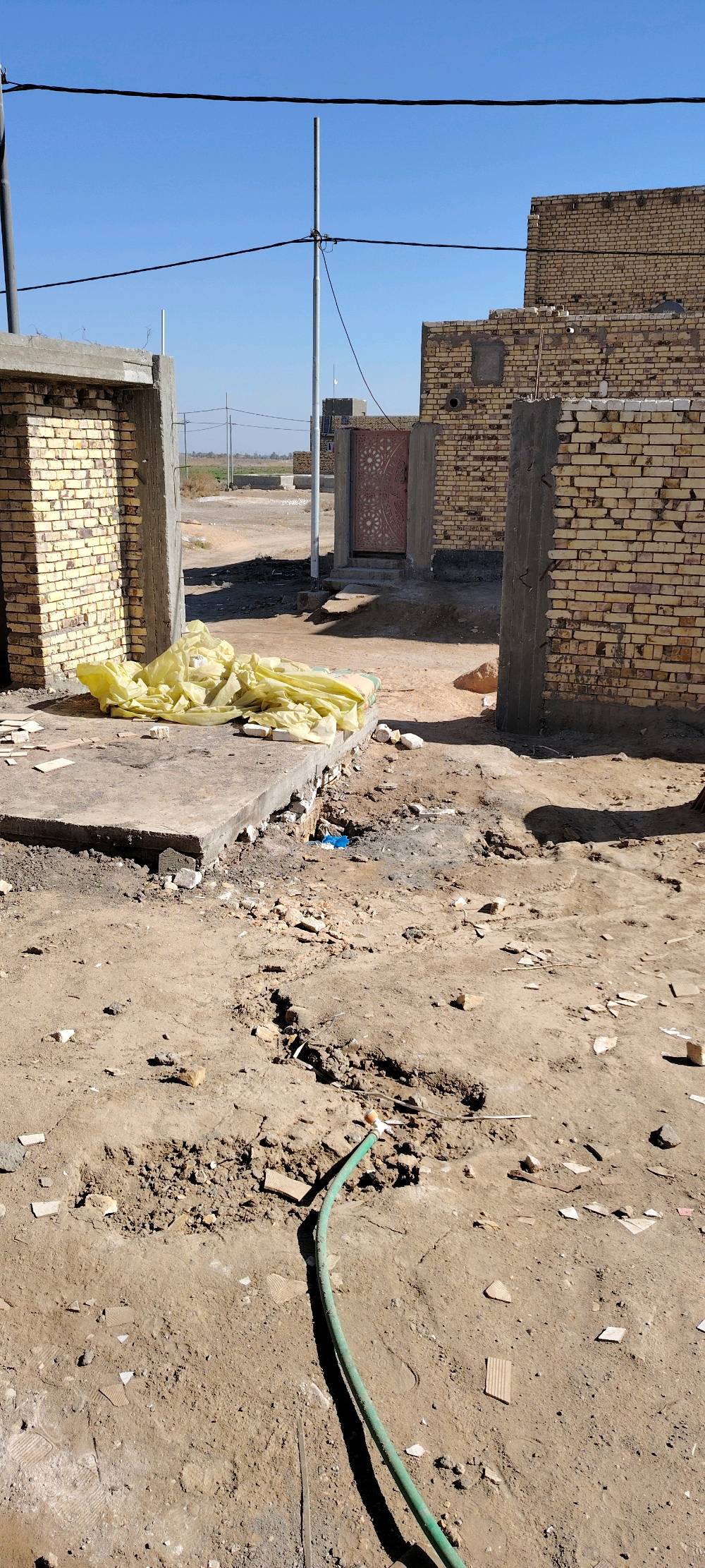 عنوان الديوانية قظاء السنية قرب مدرسة الصينية مساحة 300متر بناء تقريبن 200 متر براني 10متر وعرض 3500 غرفتين نوم عرض 4متر طول 5متر +براني 10مترطول وعرض 3500 ومطبخ طول 5متر وعرض3500   قطعة طابو صرف مطلوب إسكان 40000000 مليون إسكان تتحول بسمك يبقة صافي بل يد 95000000مليون