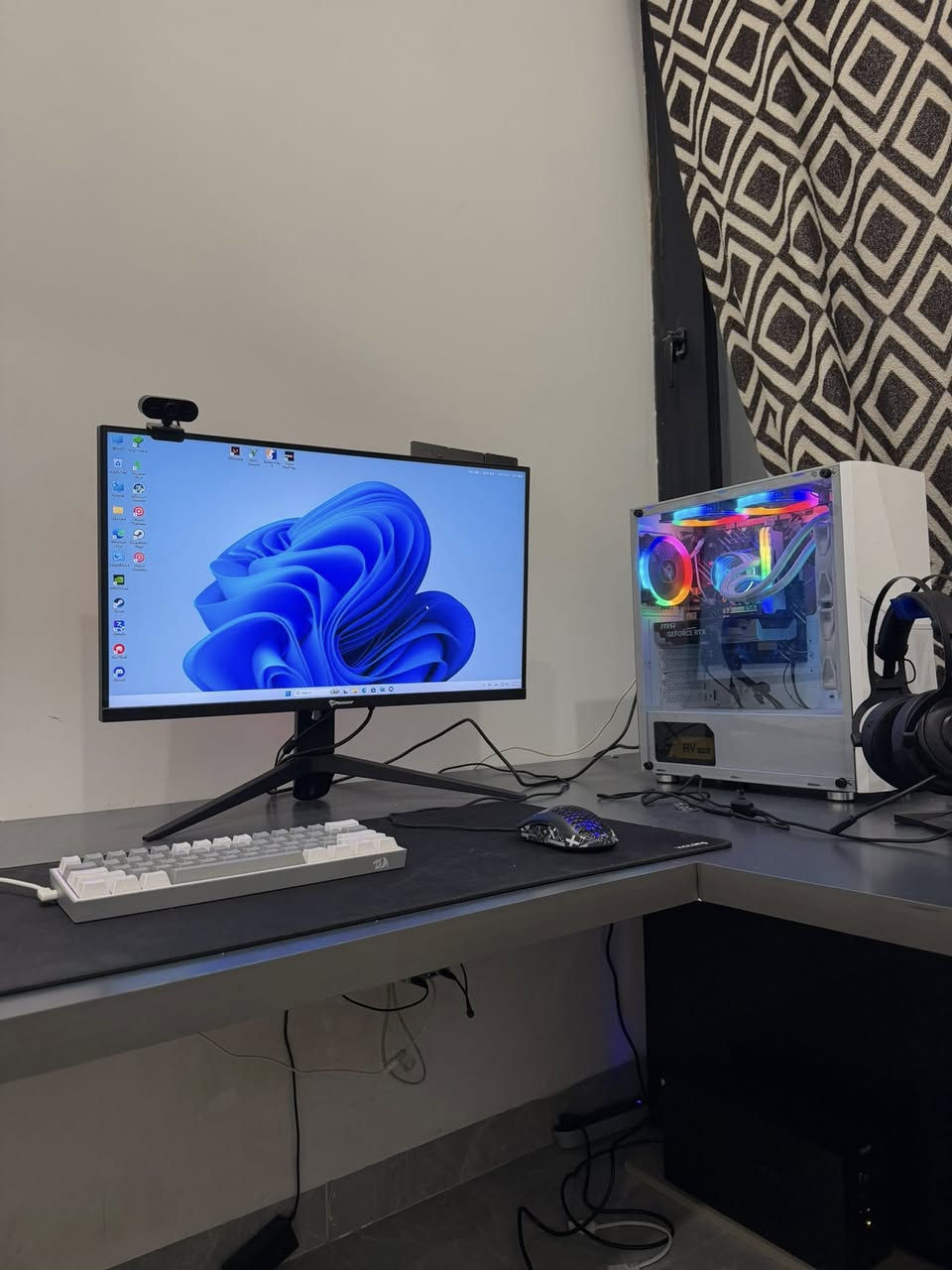 🚨 سيت أب Gaming & Streaming متكامل للبيع 🚨
إذا تدور على جهاز جاهز للألعاب الحديثة، البث المباشر، المونتاج والتصميم بدون أي تعب بالتجميع، هذا السيت أب يوفرلك كلشي تحتاجه 👌

🔥 مواصفات الكيس:
✅ Intel Core i5-13400F
✅ RTX 5060 Dual Fan
✅ ASUS H610M-K Prime D4
✅ RAM Corsair 32GB DDR4
✅ SSD Lexar 1TB
✅ Liquid Cooling ARGB 240mm
✅ PSU 550W
✅ Case Montech Fighter 500 White

🖥️ الشاشة:
✅ Patriot IPS
✅ Full HD
✅ 180Hz

🎁 الملحقات المشمولة:
✔️ Desk من دامبي ستور
✔️ Mouse Youz M5
✔️ Keyboard Redragon FAZE11
✔️ Mouse Pad
✔️ عدد 2 Webcam Full HD
✔️ UPS Taiker 1500VA
✔️ Stand سماعة

💯 سيت أب كامل وجاهز للاستخدام مباشرة.
💯 مناسب للألعاب التنافسية والبث وصناعة المحتوى.
💯 شكل أنيق وإضاءة ARGB مميزة.

💰 السعر: 2,000,000 دينار عراقي
🔹 قابل للتفاوض للجادين فقط.

📲 واتساب:
***********

البيع لكامل السيت أب فقط.
