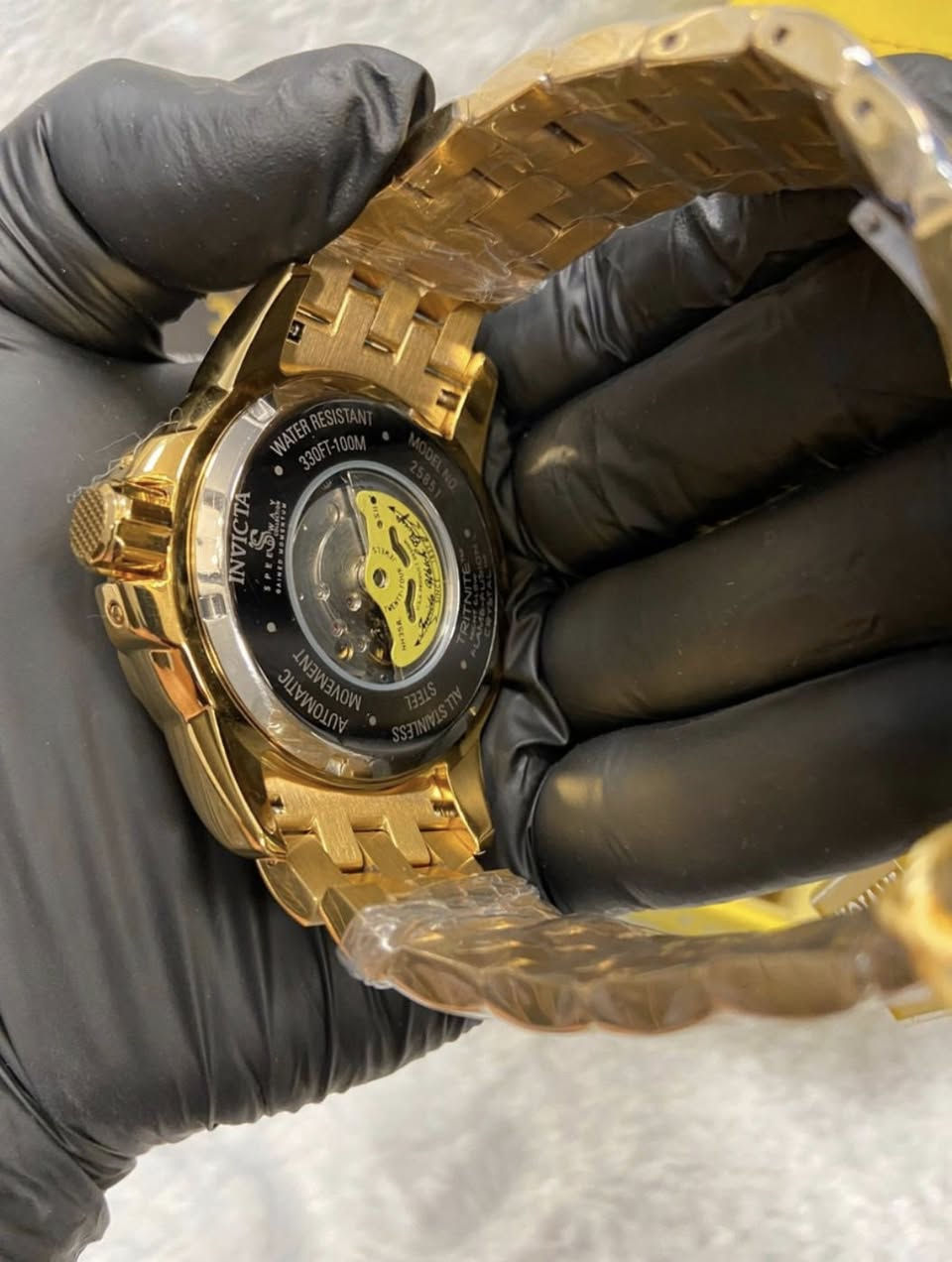 ((شباب مزاد من 50 الف)))
الساعة المعروضة في الصورة هي ساعة إنفيكتا سبيدواي توربين (Invicta Speedway Turbine)، وبالتحديد الموديل 25851. 

المواصفات الرئيسية:
الموديل: Speedway 25851.
الحركة: أوتوماتيكية (Automatic) من نوع NH35A، وتتميز باحتياطي طاقة يصل إلى 41 ساعة.
التصميم: تتميز بمينا (قرص) باللونين الأزرق والذهبي بتصميم "توربين" أو "مروحة" دوارة.
الهيكل والسوار: مصنوعان من الفولاذ المقاوم للصدأ المطلي بالذهب الأصفر.
المقاس: قطر الهيكل يبلغ 49 ملم.
مقاومة الماء: تصل إلى عمق 100 متر (330 قدم).
مميزات إضافية: أرقام رومانية ومؤشرات مضيئة (Tritnite) للرؤية الليلية. 

تعتبر هذه الساعة جزءاً من مجموعة "سبيدواي" التي تجمع بين الأناقة الرياضية والتصميم الجريء.


**إذا كنت صاحب هذا الإعلان وتريد حذفه لأي سبب، رجاءا أرسل رسالة إلى الدعم الفني**