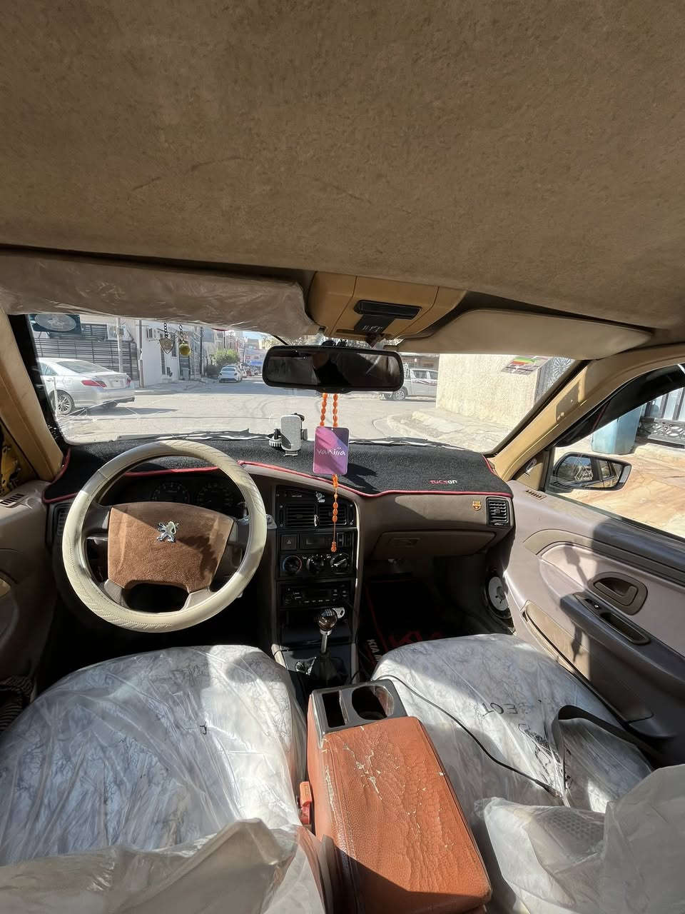 بيجو لميس 405 للبيع موديل 2015
بيه باب السائق تبديل اثر طخه وجاملغ عكس سائق مصبوغ اثر شخط وتكحيلات بسيطه كير مكفول مكينه ايضاً بحاله جيده بدايه تنقيص داخل لونين دوشمه جديده 
منظومه زنون سستم سماعات 
السعر 45 بيه مجال بسيط رقمي***********
