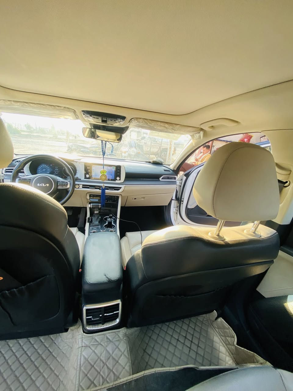 السلام عليكم للبيع k5 2023 خليجي
محرك 2500
فول فوووول مواصفات 1/1
ماشية 47 الف حقيقي 
مكفولة كفالة عامه عدا بارد بالجاملغ الايمن بسيط 
سقف بانوراما 
بصمه تشغيل وابواب وصندوق 
‏تشغيل عن بعد 
‏كشنات كهرباء ￼تدفئه ￼
لد امامي وخلفي 
ويل كـاب كروم 
حساسات 
كامره وشاشه 
رقم اربيل بإسمي تحويل مباشر ثاني يوم او وكاله 
سيارة جديده بحاله الزيرووو وبل عافيه ع الياخذها 
مكان السيارة بغداد / اليرموك
السعر 230وبيه مجال 
للأستفسار ***********
