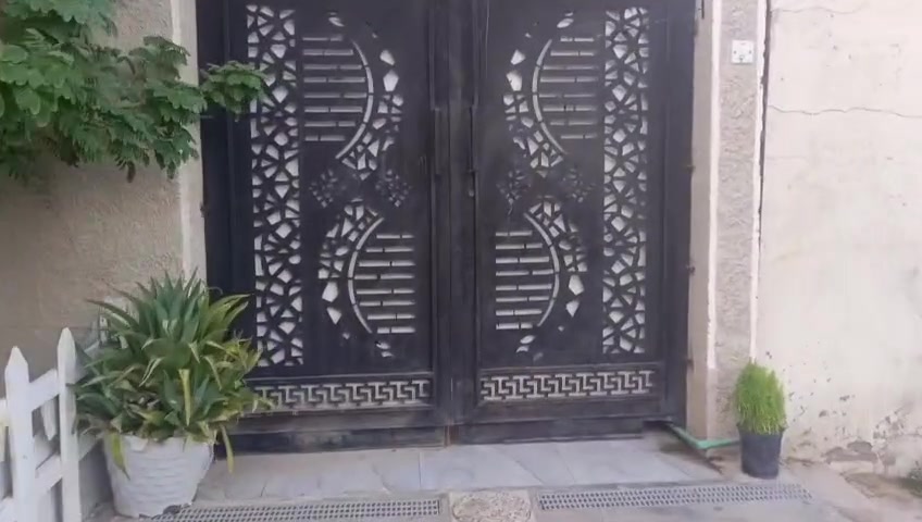 السلام عليكم
🏡بيت للبيع 🏡منطقة سويب قرية جعاري خلف مدرسة حلوان زارعي سند ٢٥ مساحة ١٠٠متر.     ✨تفاصيل✨
واجه ٧ونص نزال ١٣ونص
البيت يحتوي على طرمه حمام خارجي وستقبال ومطبخ وحولي وصحيات داخليه وغرفه نوم طابق ثاني قرفه نوم وصحيات وحولي وسطح للاستفسار خاص***********واتساب 🖋️🖋️
