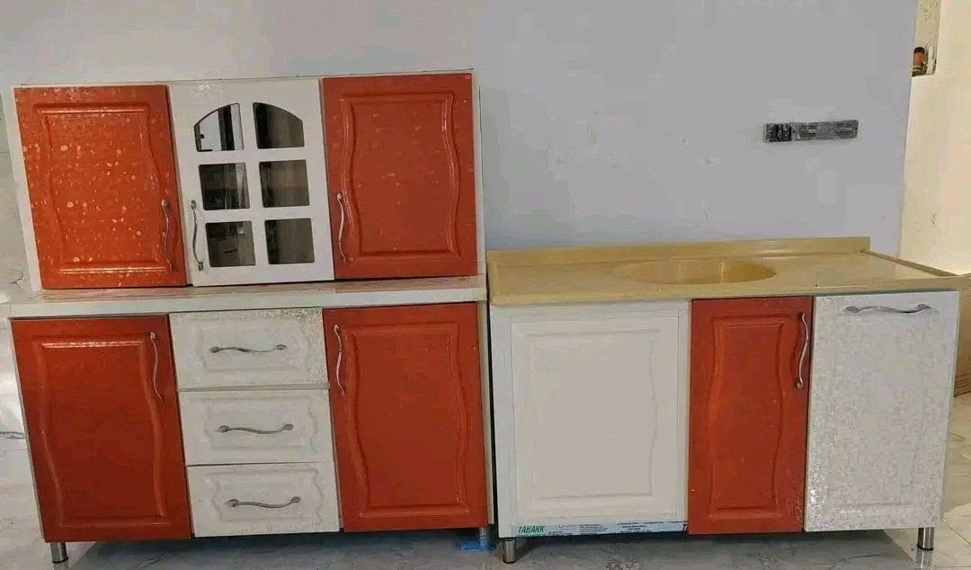 سلام عليكم كاونتر للبيع تصميم تركي المنيوم والابواب hdfمساحة ٤ونص امتار يعني متر ونص جوة والفوكاها متر ونص والسنك متر ونص حسب صورة موجودة بالنشر جديد جدا استخدام قليل للتواصل ماسنجر او على رقم *********** عنوان بغداد الكرخ

