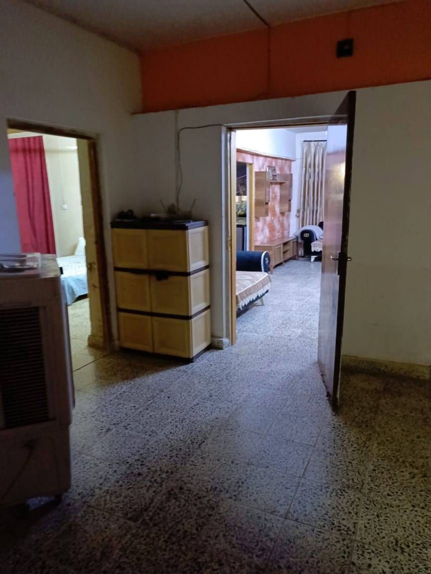 بيت للبيع طابو صرف في الزعفرانية نهاية شارع المعهد محلة #٩٧٠ قرب جامع وحسينية الصادق الامين طابقين الاول بيت معزول يحتوي على خمس غرف و استقبال ومطبخ ومجمع صحيات والثاني شقتين معزولات كل شقة تحتوي على مطبخ وهول وغرفة ومجمع صحيات يعني صاير ٣ بيوت المساحة #٢١٦م ينفع استثمار تاخذة و تاجرة ٣ بيوت وينفع للعائلة الكبيرة للأستفسار الاتصال ***********واتساب 
@الجميع
