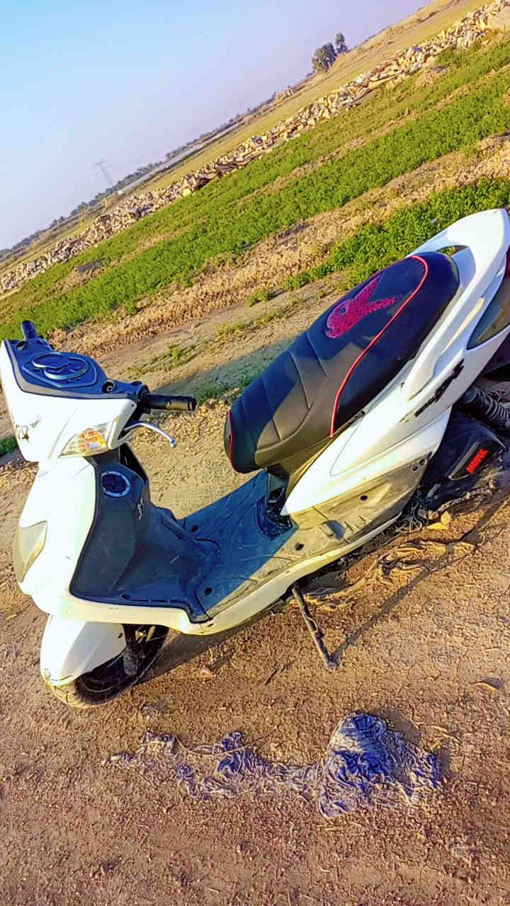 سلام عليكم شون الشباب عندي سكنس فحل ياماها دراجه فول نضافه كدامك كهربائيات كلها شغاله مكينه ناعمة بلاد الدراجه بيها لايتات قوز قزح وبيها سلف رياضي وبيها كلجات رياضي رمبه دراجه بيها اوراق أصوليه يعني واصل الكمرك مالها ضال عل رقم الدراجه كدامكم سعرها ب 600 وبيها مجال بسيط للشراي امانه الله الدراجه مصروف عليها هواي كفراتها ختم واحد للتواصل عل رقم ***********
