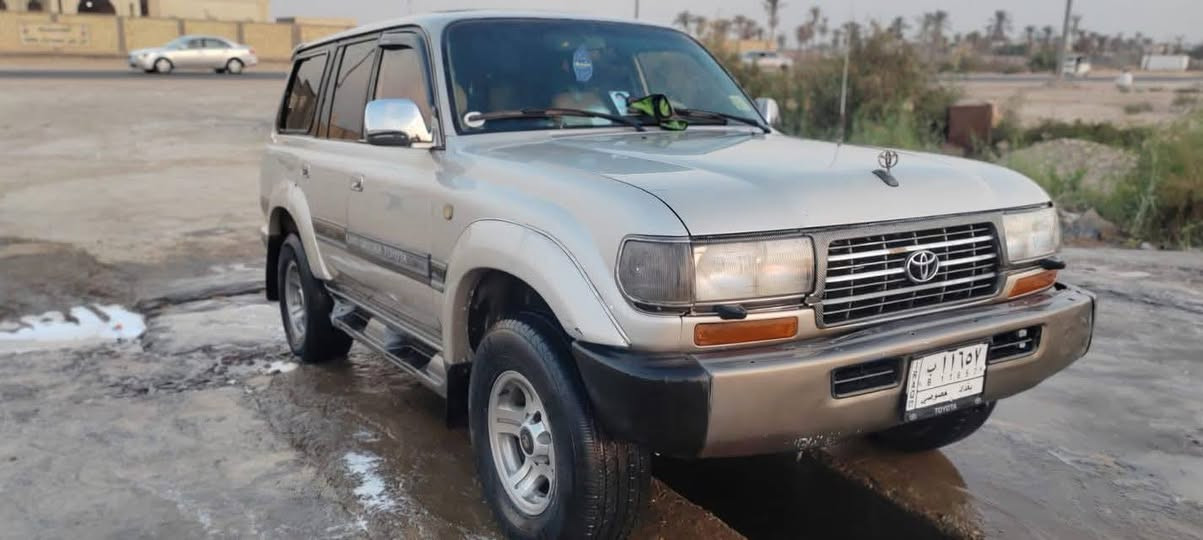 سلام عليكم لاندكروزر موديل 1995 نضيفه مصبوغه صبغ عام بدون اي معجون  أو ضربه مصبوغه ب الكويت محرك و كير  خير من الله سعره 75 ورقه وبيه مجال الطيبين مكان بصره قرنه صاحبه ب كربلاء سنويه بعد شهر و تنتهي رقمي *********** موجود واتساب . وشكراً
