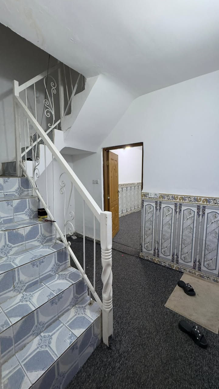 – دار 120م كلاسك للبيع ونظيف جداً
مرتب وجاهز للسكن بدون أي إضافات

البيت فارغ يعني تجيب الغراض وتسكن مباشرةً 

يحتوي على:

▪️ غرفتين نوم (غرفة سويت بالطابق الثاني )

▪️ صحيات عدد 2

▪️ كراج واسع

▪️ مدخلين مستقلين

📍 الموقع: الغزالية - شارع البداله -مربع سعاد النقيب 

📞 للتواصل:

***********
