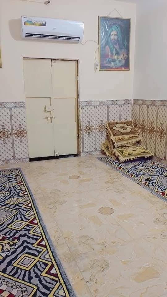 بيت للبيع طابو صرف دولان ١٣٥المكان الحي العسكري الشرقي الملحق غرفتين نوم واستقبال وصاله ومطبخ وحمام وستاره جميع الخدمات متوفره تبليط  البيت نضيف وعالي عن الشارع الارضيه بورسلاين والهزاير سيراميك ***********
