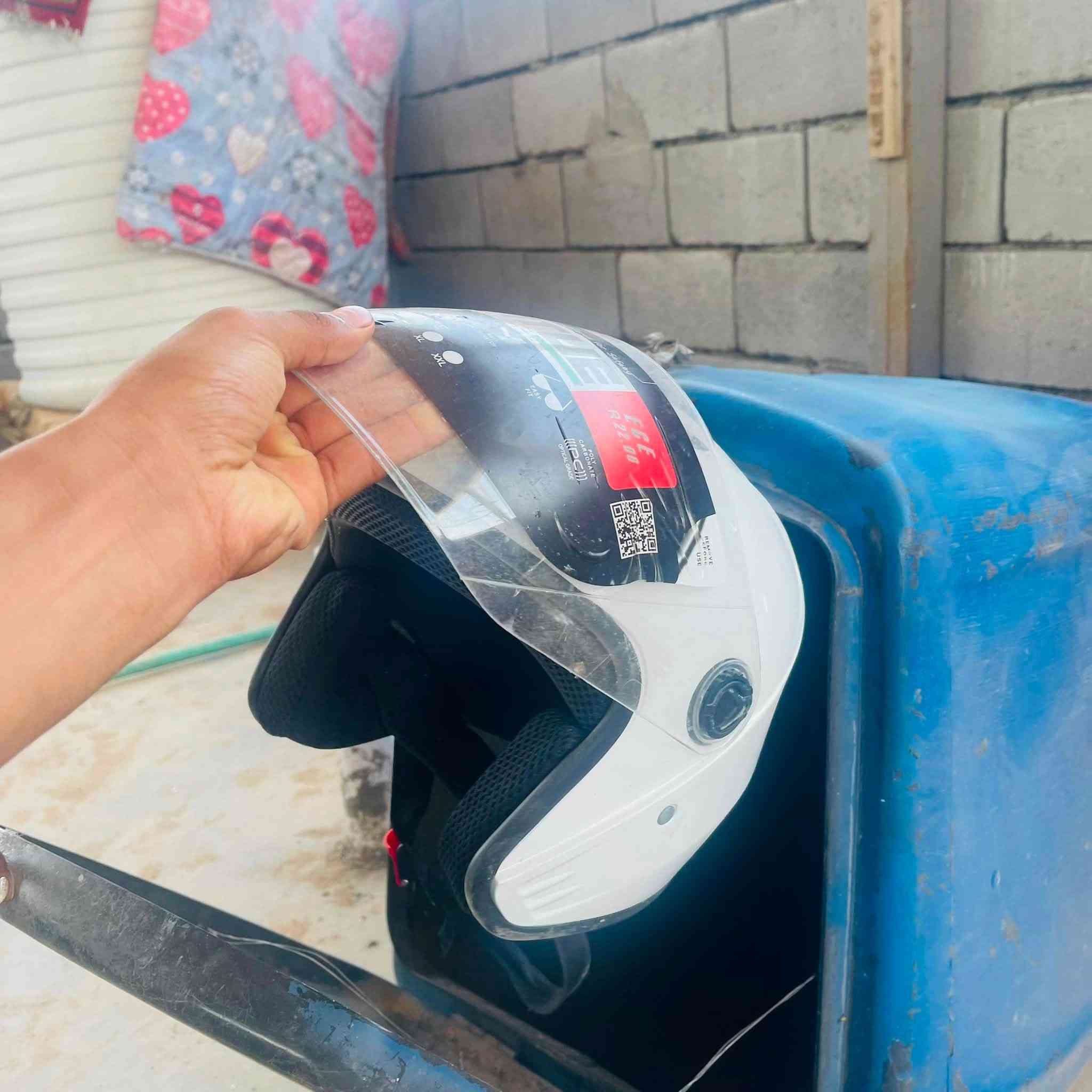 صندوق للبيع ويه خوذه للبيع العنوان 5 ميل رقم الهاتف ***********
