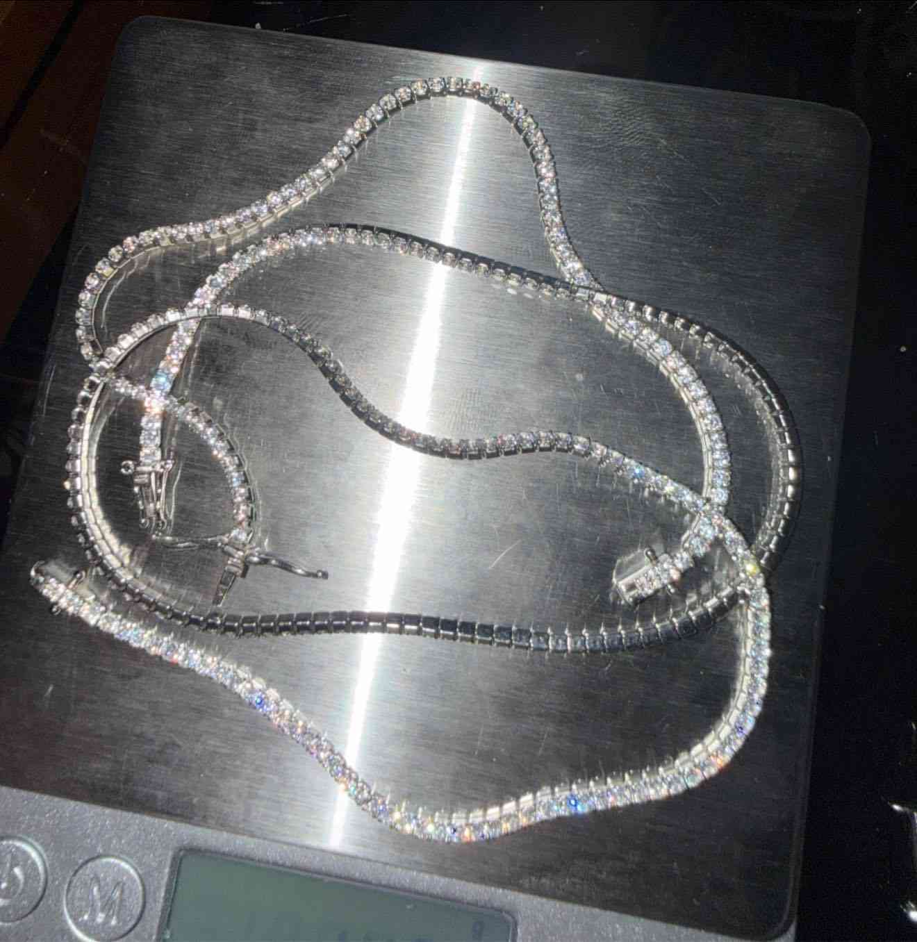 السلام عليكم …لدينا سيت تنس فضة جديد عيار 925 مختوم ومطلي راديوم
وزن 15 غرام


**إذا كنت صاحب هذا الإعلان وتريد حذفه لأي سبب، رجاءا أرسل رسالة إلى الدعم الفني**