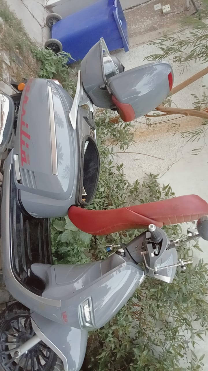 الانيقة Keeway Verzilia😎💪
بنيلي براند امتياز إيطالي 🇮🇹
الدراجة مرقمة وبيها سنوية
المواصفات 
محرك: سلندر واحد، 4 أشواط، تبريد هوائي
نظام الوقود: حقن إلكتروني EFI
القير: أوتوماتيك CVT (سير)
التشغيل: كهرباء + كيك ستارت
القوة: حتى 7.2 كيلوواط
الاستهلاك: 2.4–2.8 لتر / 100 كم
الفرامل: دسك أمامي، خلفي دسك/طبل
الإطارات: 120/70-12 أمام وخلف
خزان الوقود: 5 لتر
الوزن: 107 كغم
الحمولة: 150 كغم

السعر 1,650,000 دينار وبيها مجال 
الدراجة ماخذه زيرو من الشركة قبل سنه ونص ومماشيه هواي
8440 ميل 
14,000 كيلو تقريباً 
دراجة الشكل جميل وكلاسك وكعدتها مريحة وسياقته حلوه
اضافه الى وجود خوذه والجنطة

التواصل على الرقم ***********
