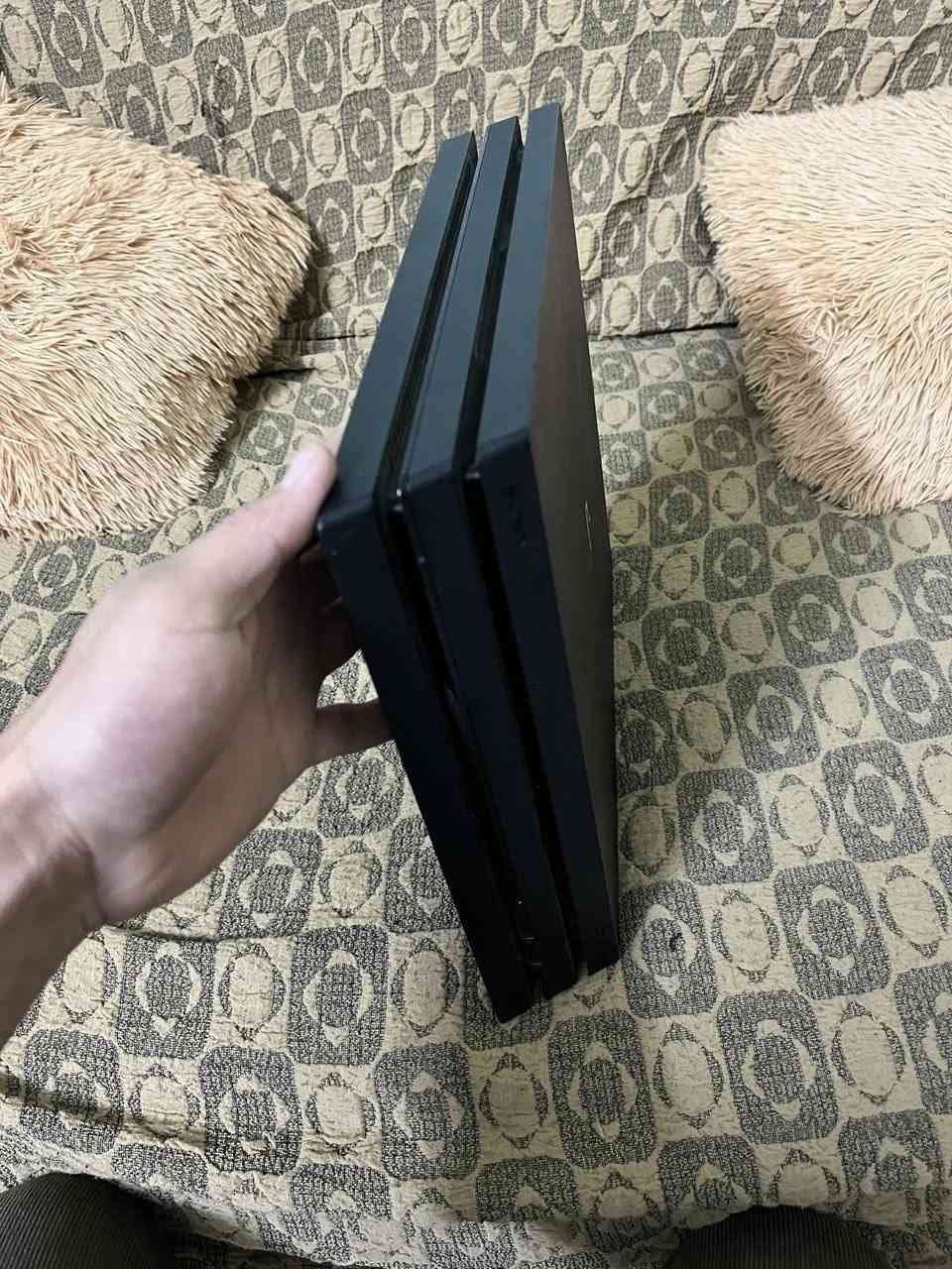 السلام عليكم 
بلي 4 برو مهكر نظام 9 
نظيف بمعنى الكلمه شاهد الله عليه استخدام قليل أريد اخذ 5 
ذاكره 1تيره ويا ثنين يدات أصليات 
اي استفسار ع واتساب فقط 
*********** 
سعر 550الف
