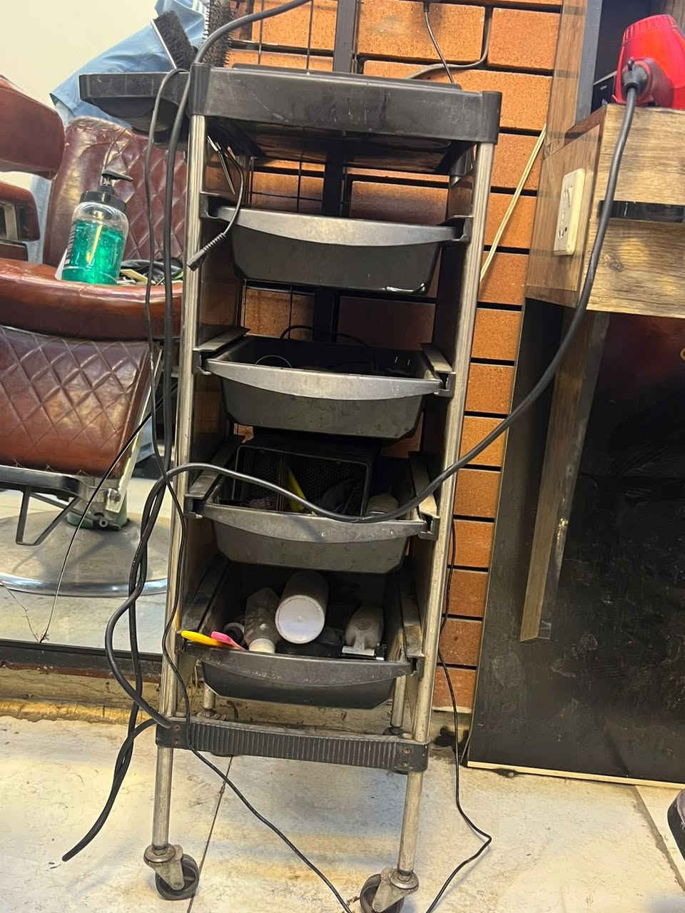 سلام وعليكم ديكور محل حلاقة للبيع 1 سماعة دمام عالية جدا السعر 50الف /2- لوحة السعر 10 الف/3- ميز حلاقة زائد المراية مالتة عدد 3 ثنين صغار  سعر 50 واحد كبير سعر 75 
للاستفسار الاتصال ***********
