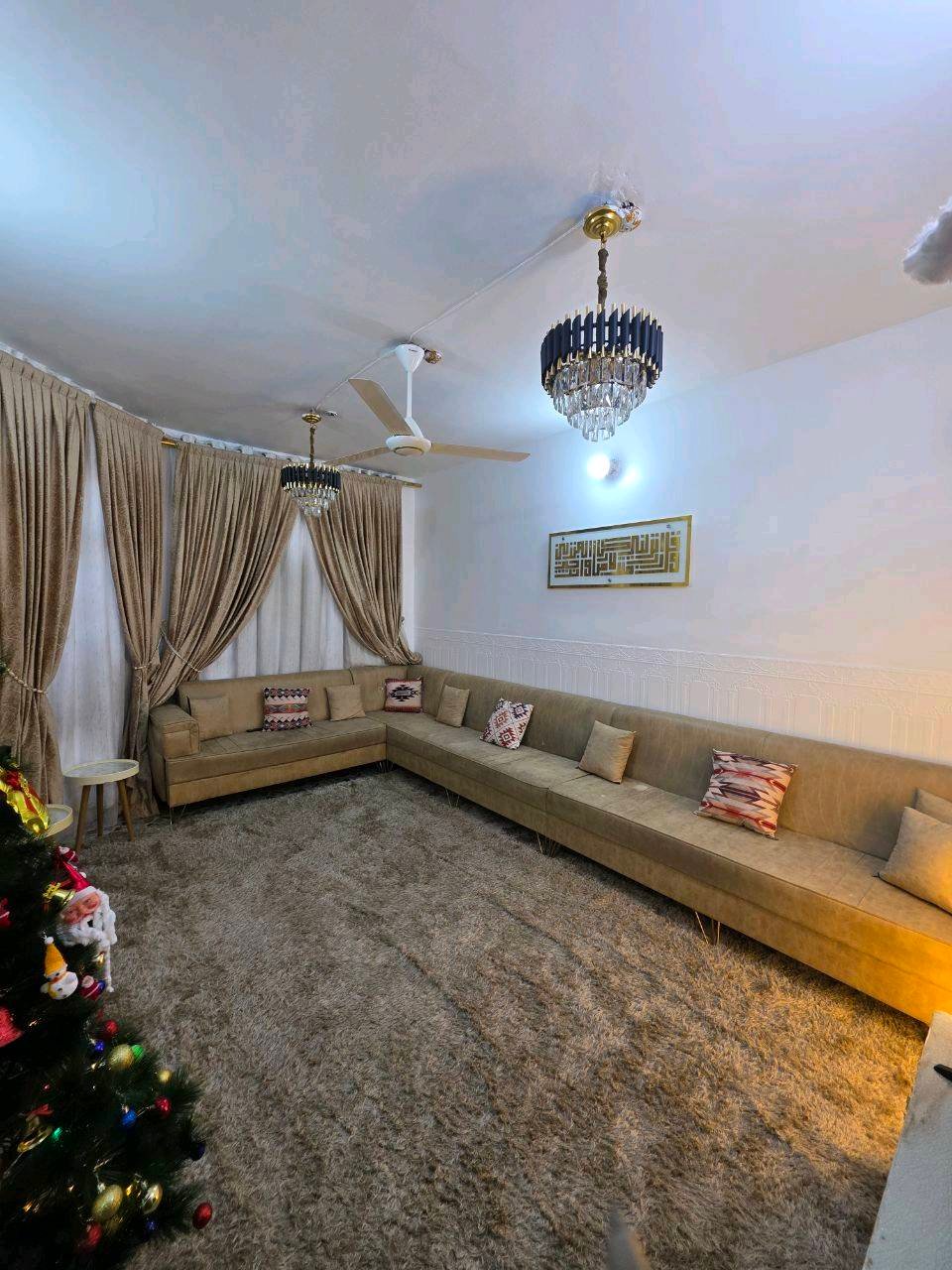 منزل للبيع في الشرطة الخامسة زراعي طابو ٢٥ بصف بيوت الطابو - بناء حديث  منزل بمواصفات ممتازة، نظيف جداً وجاهز للسكن الفوري.
​التفاصيل:
​المساحة: 100 متر مربع.
​الواجهة والنزال: واجهة 5 أمتار ونزال 20 متر.
​التصميم: يحتوي على استقبال، ممر، مدخلين، مطبخ، وصالة.
​الغرف: غرفة نوم واحدة مساحتها 5x5 أمتار (بعرض البيت).
​المرافق: حمام داخلي وآخر خارجي، بالإضافة إلى منور.
​التشطيبات:
​المطبخ والدرج وصولاً للسقف سيراميك بالكامل.
​البيت بصبغ جديد وبناء عام 2021.
​نظافة فائقة، لا يوجد رطوبة أو كاشي متقشر، ولا أي نقص.
​السطح معزول بالايزوكام.
​الخدمات: كهرباء 3 فيز مع ميزانية خارجية مرتبة وسلكترات بيها وميزانية أخرى في المنور ايضا ثري فيز، وكافة الخدمات كاملة (مجاري وغيرها).
​الموقع: الشرطة الخامسة، قرب حسينيه السيدة رقيه.
​السعر: ٩٠ مليون دينار عراقي (قابل للتفاوض).
للاستفسار الاتصال على الرقم 
***********