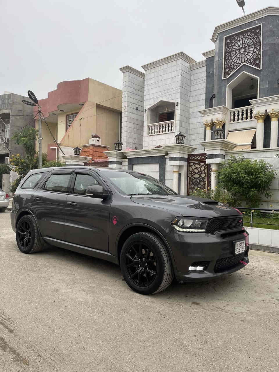 سلام عليكم. دوج دورنكو   موديل 2019 أمريكي.   محرك 5700 RT. موصفاتهه. معروفه مايحتاج اذكرها     سياره جديده بسمي  رقم بغداد     سياره جديده. مال جناي  حادثها  جاملغ. خلفي    صبغ قطعتين  فقط. باقي. كفاله عامه من كلشي   سعر267 وبيها مجال للشراي   مكاني ديالى  بعقوبه.    ستفسار عله رقم ‭٠٧٧٣ ٩٤٣ ٩٤٥٩‬
