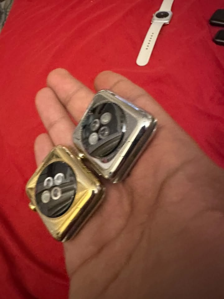 ساعتين ابل الجيل الثاني قياس 42mm  
الاولى طلاء ذهب نسخه خاصه
الثانيه تيتانيوم نسخة خاصه
شغالات مقفولات ايكلود طريقة فتحهن كلش بسيطه اهل التليفونات يعرفون متكلف عشرين الف

سعر الوحده 55 الف 

بطاريه 100‎%‎

يوجد توصيل
***********
