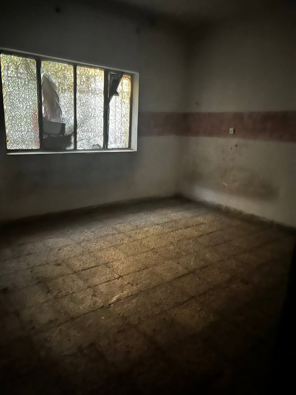 سلام عليكم 
للبيت للبيع مساحه ٣٠٠ متر 
موقع حي زهراء شارع 40 موقع تجاري 
اتصل ع هذا رقم 
***********
