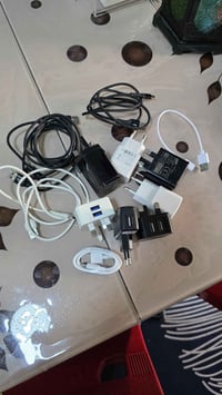 للبيع  7 بلكات شاحن مع 6 كيبل شاحن بمختلف الاحجام والاطوال  السعر  5 ا...