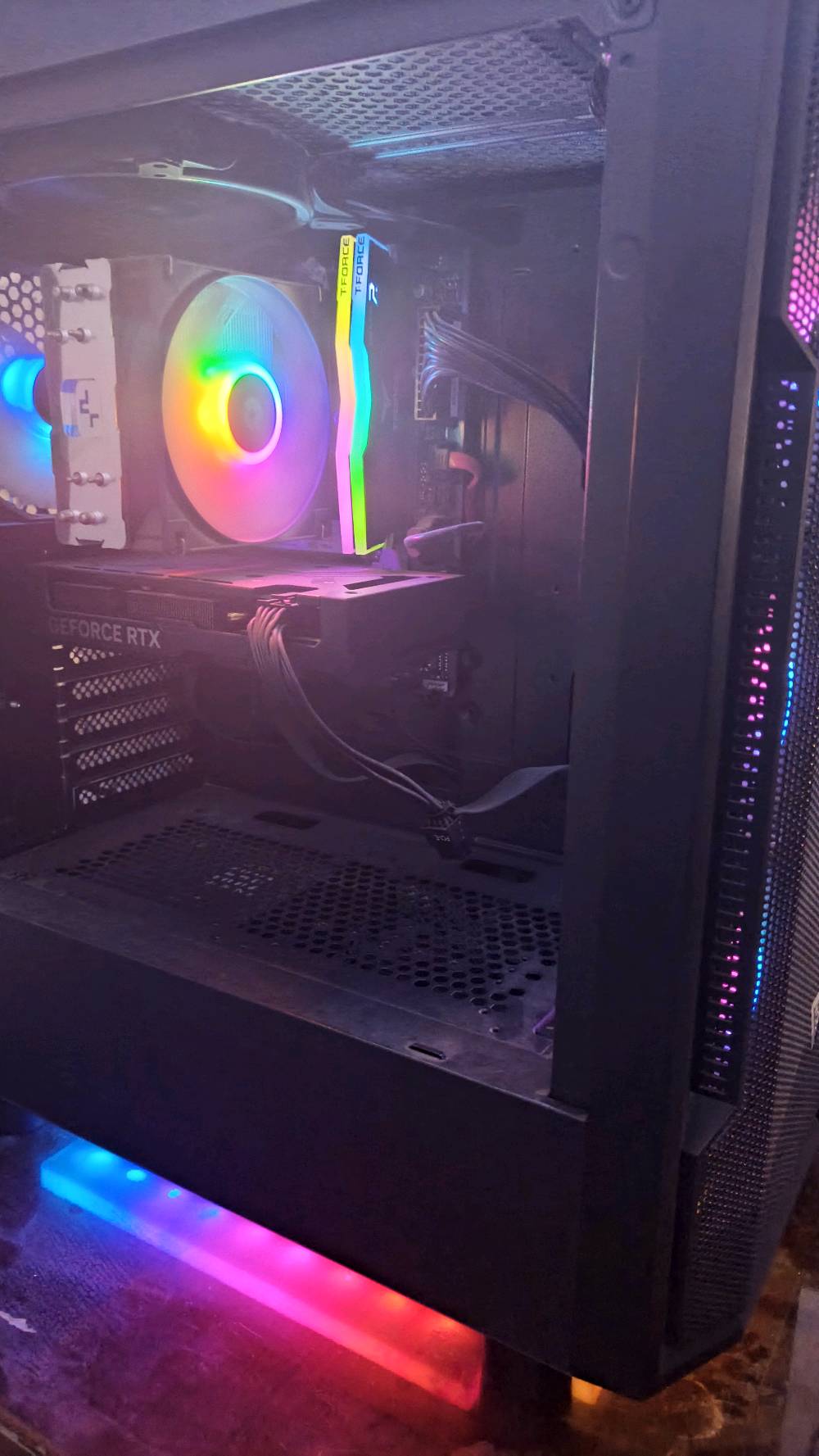 السلام عليكم، بي سي للبيع
‏الاستعمال تقريبًا 6 أشهر، استعمال خفيف جدًا (تشغيل ساعتين بالاسبوع تقريبًا)
‏سبب البيع: ما اتأقلمت على البي سي وحاب أتحول إلى بلايستيشن
‏البي سي نظافة 100%، ما داخل صيانة ولا بي أي خلل
‏🔸 البي سي بدون كراتين (كان جاهز عند الشراء وما احتفظت بالكراتين)
‏🔧 مواصفات الكمبيوتر:
‏• المعالج: Intel Core i5-12400F
‏• كرت الشاشة: GIGABYTE RTX 4060 Ti WINDFORCE OC 16GB
‏• الرام: T-Force 16GB (2×8GB) 3200MHz DDR4
‏• التخزين: BULLET M.2 NVMe PCIe Gen3×4 – 1TB
‏• اللوحة الأم: GIGABYTE H610M K DDR4
‏• مبرد المعالج: Deepcool AG400 LED
‏• مزود الطاقة: 650W
‏• الكيس: الماركة ما اعرفها صراحه بس تركت صور الها
‏✅ جميع القطع نظيفة جدًا والفحص متاح وبراحتك
‏💰 السعر: 1,200,000 قفل 
‏📍 العنوان: بغداد – مدينة الصدر – قطاع صفر
‏📞 رقم الهاتف: ***********
‏📱 متواجد فيسبوك ماسنجر وواتساب
