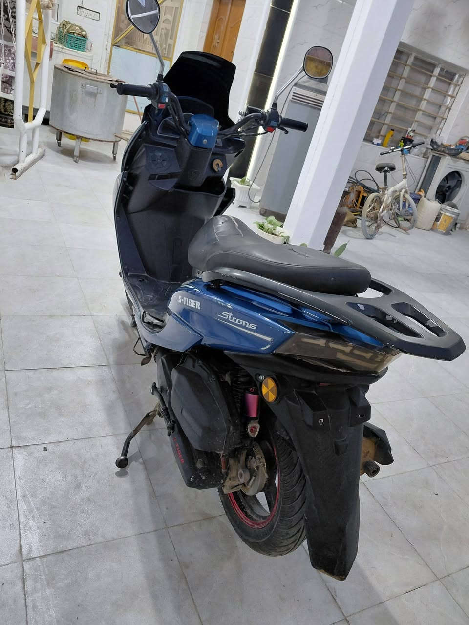 السلام عليكم دراجه سترونك موديل 2023 شغاله نكره سلف شلعه معدل كهربياته شغاله لايت ثلجي عالي وناصي شغال السعر  275 بيه مجال مكاني حله شارع 60 رقمي ***********
