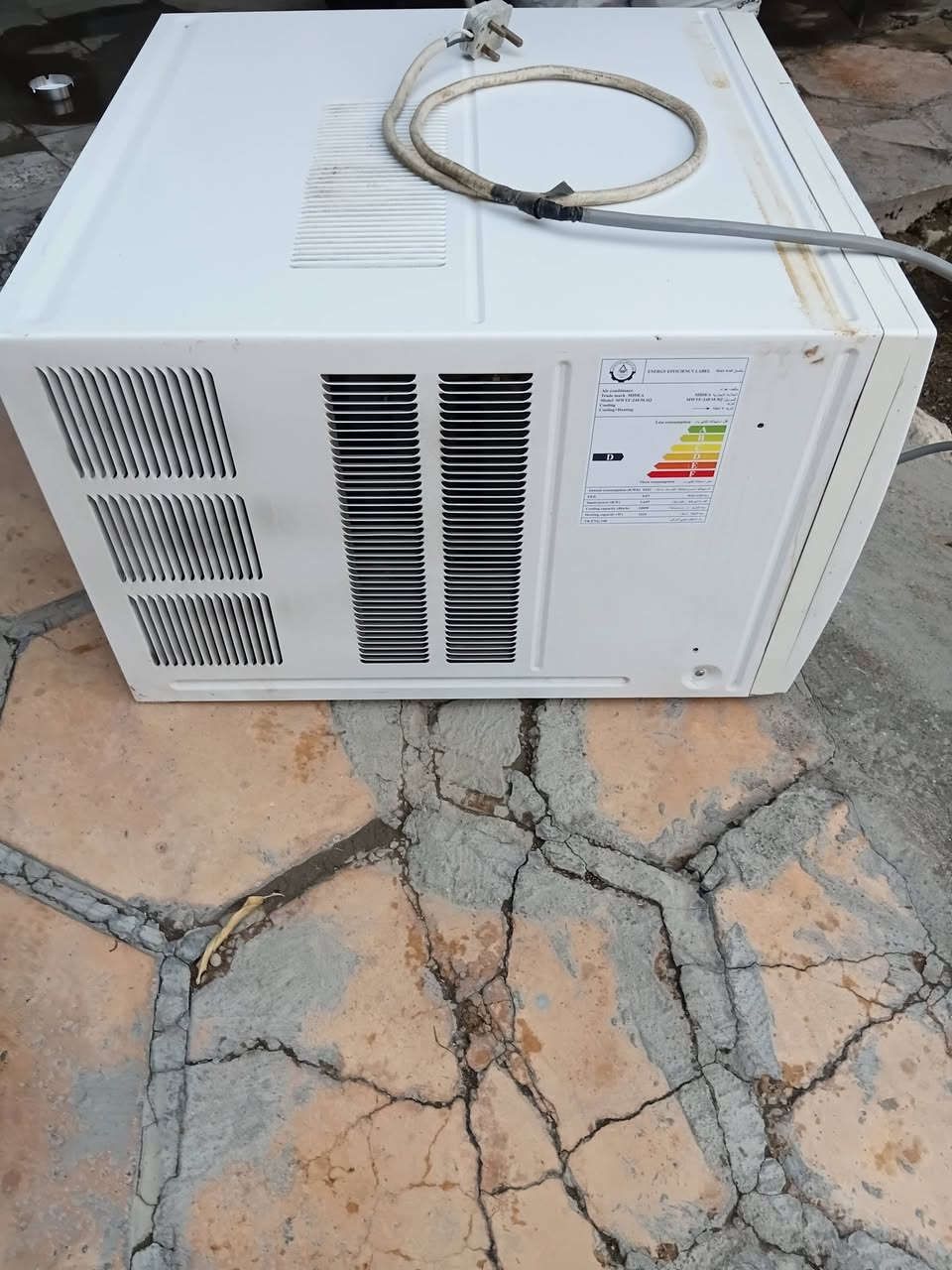السلام عليكم. مكيفات للبيع العدد ٤   /٣ قطع نوع ميديا وواحد نوع توسوت مستعملات موسم واحد تدفئة تبريد حجم ٢ طن نظيفات جدا سعر الواحد ٣٥٠ مع مجال قليل جدا شرط الفحص الاتصال واتساب ***********
