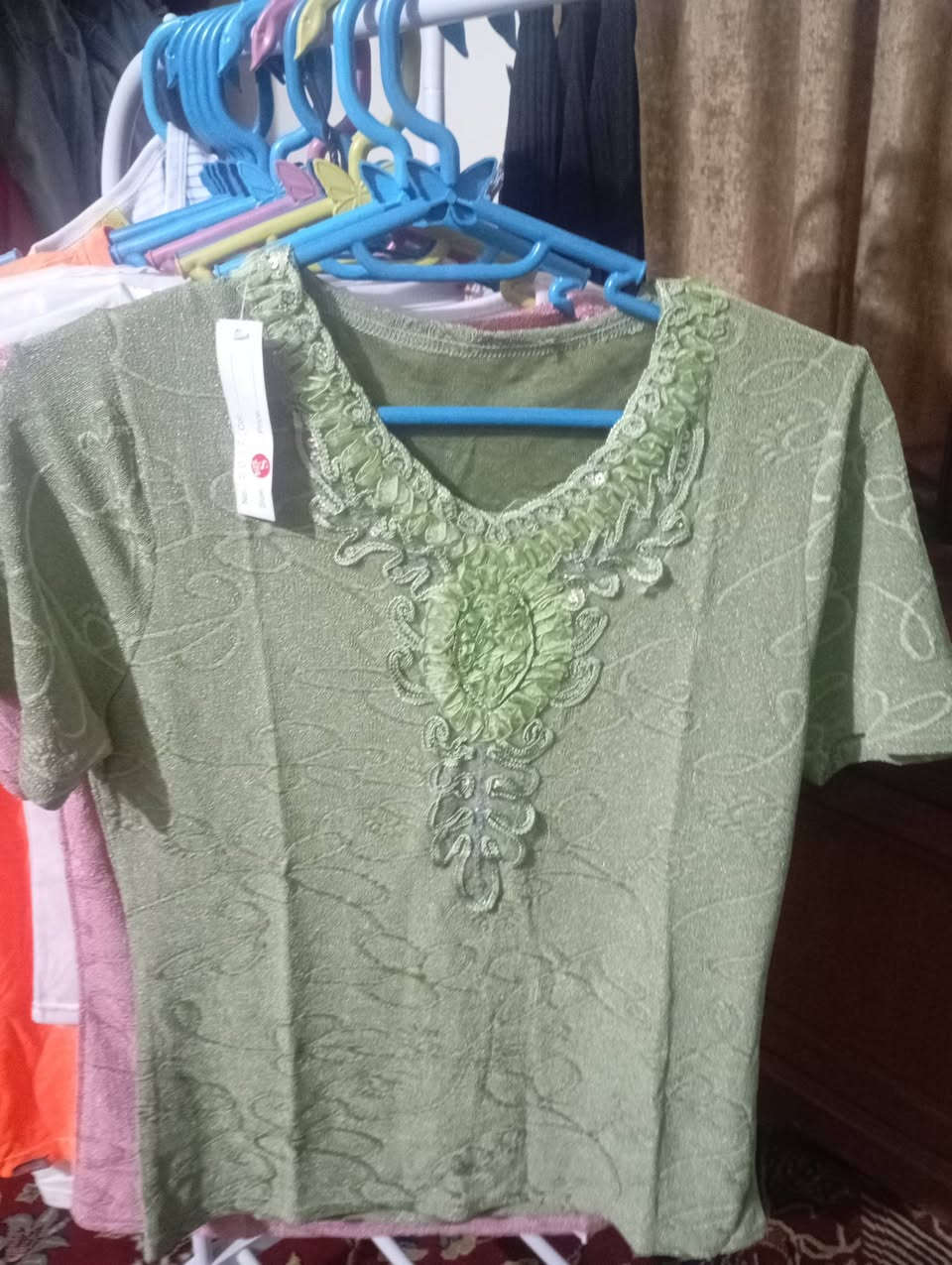 السلام عليكم 
شلعه ملابس  رجالي نسائي اطفال سعر القطعه 2000 
دينار 
مكاني الحله ***********
