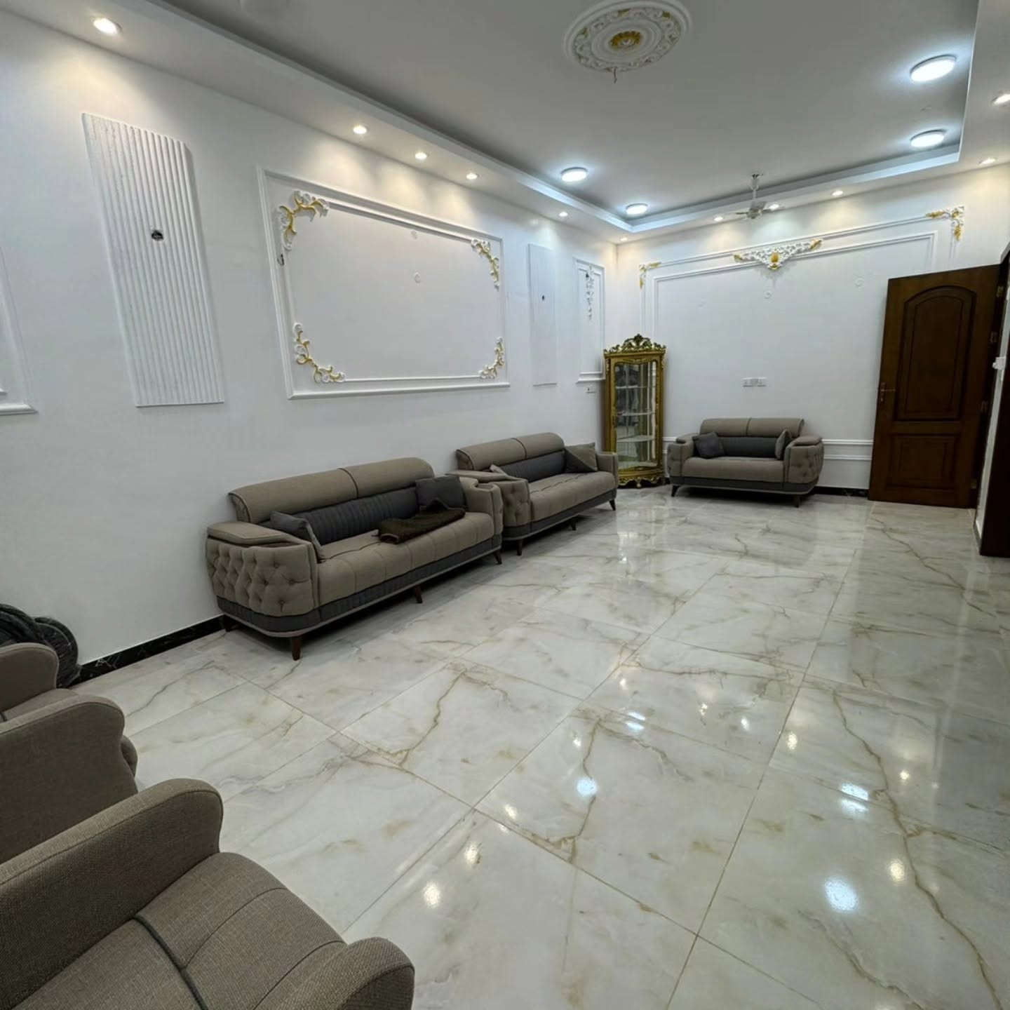 🏡✨ دار طابقين للبيع مع الأثاث – فرصة مميزة للسكن والاستثمار ✨🏡
📍 الموقع: البراضعية – إفراز أبو ياسر – الشارع الأول
📐 المساحة: 200 متر مربع
📏 الواجهة: 12.5 متر
📄 الطابو: ملك صرف
🔹 تفاصيل العقار: 🛏️ 4 غرف نوم 🛋️ صالة واسعة 🏠 استقبال أنيق 🚿 4 مجاميع صحية 🧺 لوندري 🍳 مطبخان (عدد 2)
⭐ مميزات إضافية: ✔️ الدار مؤثث بالكامل ✔️ درج خارجي مستقل ✔️ إمكانية فصل الطابق الثاني وتحويله إلى مشتمل مستقل ✔️ موقع مناسب للسكن العائلي أو للاستثمار وتحقيق مردود إيجاري
💰 السعر: 500 مليون دينار
📞 للاستفسار والمعاينة: *********** ***********
🔹 تبارك العقارية 🔹 نرافقك بخبرة وثقة لاختيار العقار المناسب، ونوفر أفضل الفرص العقارية في البصرة بأسعار مميزة.
