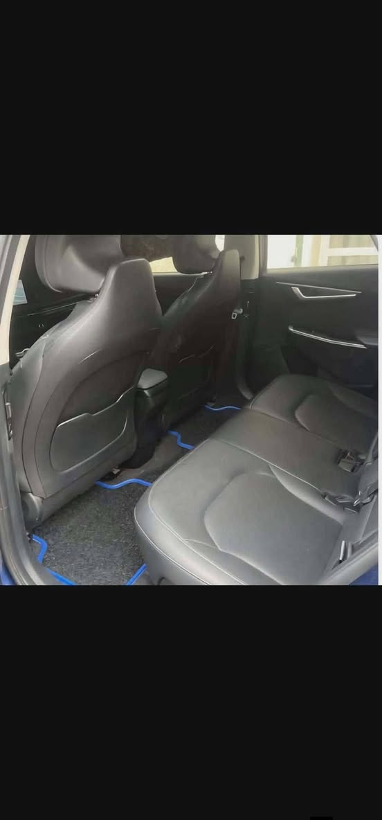 السلام عليكم
Kia ev6 2023 
كيا EV6 موديل 2023 كهربائية، بمحرك واحد، دفع خلفي، متوفرة للبيع.
السعر ١٥٥ ورقة لان مستعجل 

تحمل لوحات تسجيل بغداد.

قطعت مسافة 95,000 كيلومتر.

تتضمن مواصفات السيارة ما يلي:

*   نظام الدخول الذكي والتشغيل بالبصمة وعن بعد.
*   حساسات محيطية 360 درجة مع نظام النقطة العمياء.
*   نظام تبريد وتدفئة للمقاعد، وتكييف مناخي منفصل مع فتحات تبريد خلفية.
*   شاحن لاسلكي.
*   مقاعد أمامية كهربائية للسائق والراكب الأمامي.
*   كاميرا خلفية مع رادار لتجنب الاصطدام الأمامي والخلفي والجانبي.
*   مرايا جانبية قابلة للطي أوتوماتيكيًا مع إشارة ترحيب.
*   صندوق أمتعة كهربائي.

يصل مدى السيارة إلى حوالي 650 كيلومترًا بشحنة كاملة.

تم توضيح تفاصيل الحادث الذي تعرضت له السيارة بالصور وتقرير السونار.

السيارة كاملة المواصفات.

للاستفسار، يرجى الاتصال على الرقم: ***********.
