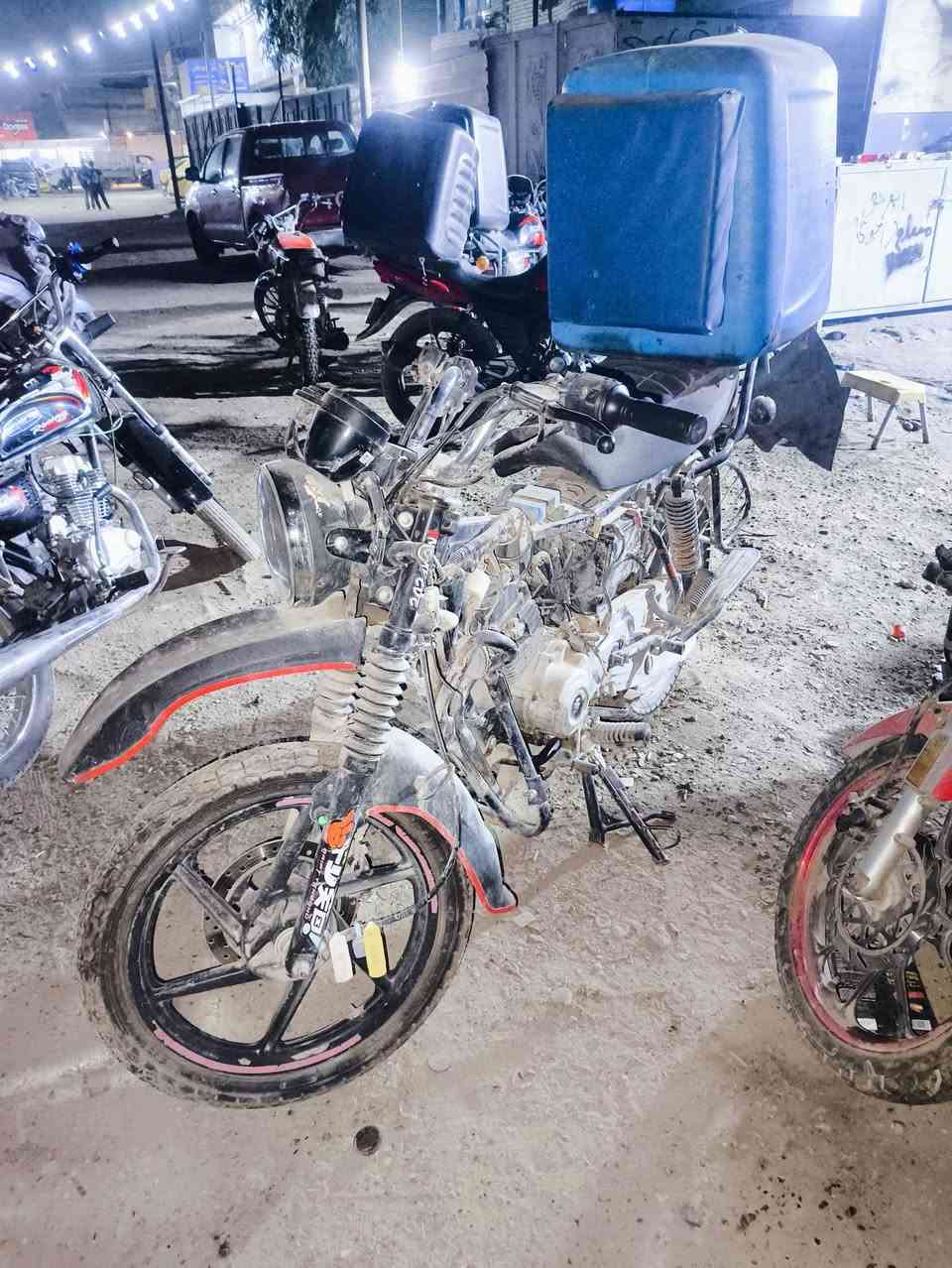 سلام عليكم شباب بوكسر 2023 دراجه رقم انكليزي وسنويه بيها حادث مثل ما موضح بصوره شاصي بي عواج قليل كلش سعرها 1300وبيها مجال عنوان بغداد البلديات رقم الهاتف ***********
