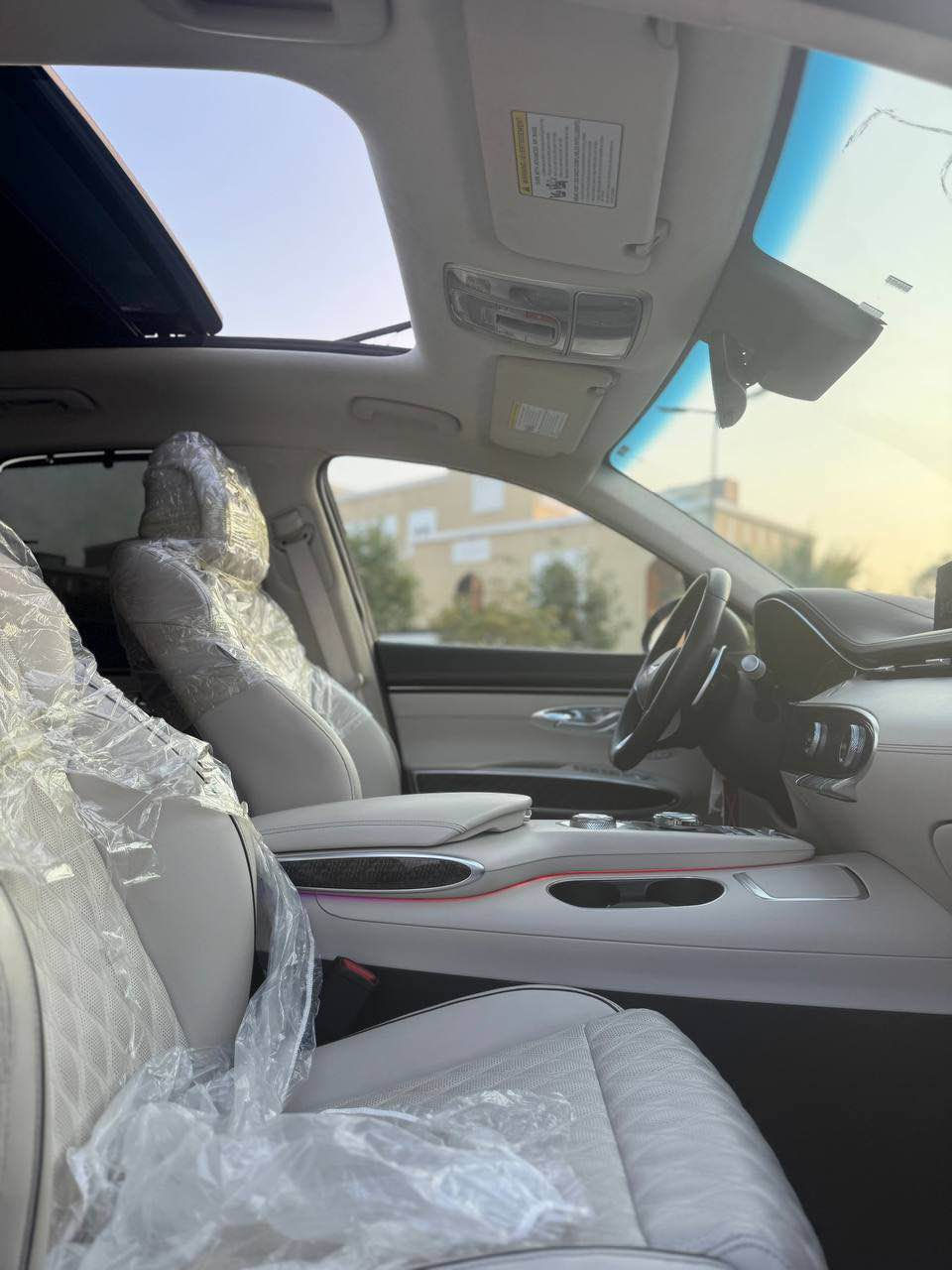 السلام عليكم جنيسيس GV70 ، 2023 (فئة 3.5T Sport)
السعر  320 وبيها مجال( ‭0783 033 5513‬ )

• المحرك: 6 سلندر (V6) سعة 3.5 لتر تيربو مزدوج (Twin Turbo) - القوة الجبارة.
• نظام الدفع: دفع رباعي مستمر (AWD).
• نظام العادم: فتحات عادم دائرية كبيرة (الخاصة بفئة السبورت فقط).
• اللون: مميز جداً (أخضر زيتي مطفي - Matte Green).
• الإضاءة: نظام Full LED أمامي وخلفي بتصميم الخطوط الثنائية.
• السقف: فتحة سقف بانورامية كاملة.:
• المقاعد: جلد فاخر باللون الأبيض الثلجي مع نقشة "Diamond Stitching".
• الشاشات: لوحة عدادات رقمية ثلاثية الأبعاد (3D Cluster) + شاشة معلومات وخرائط عريضة جداً.
• نظام التحكم: ماوس تحكم كريستالي ونظام تغيير وضعيات القيادة.
• الإضاءة الداخلية: إضاءة محيطية (Ambient Lighting) متغيرة الألوان ..
• كاميرات محيطية 360 درجة.
• رادار أمامي للحفاظ على المسافة وتنبيه التصادم.
• نظام الحفاظ على المسار والقيادة شبه الذاتية.
• حساسات أمامية وخلفية.
• ⁠حادثها : الجاملغ الامامي الايمن وربع الدعاميه شرط بدون دواخل و الباب مرجعها BDR 
• ⁠ماشيه 10 ألف ميل كربلاء, العراق
